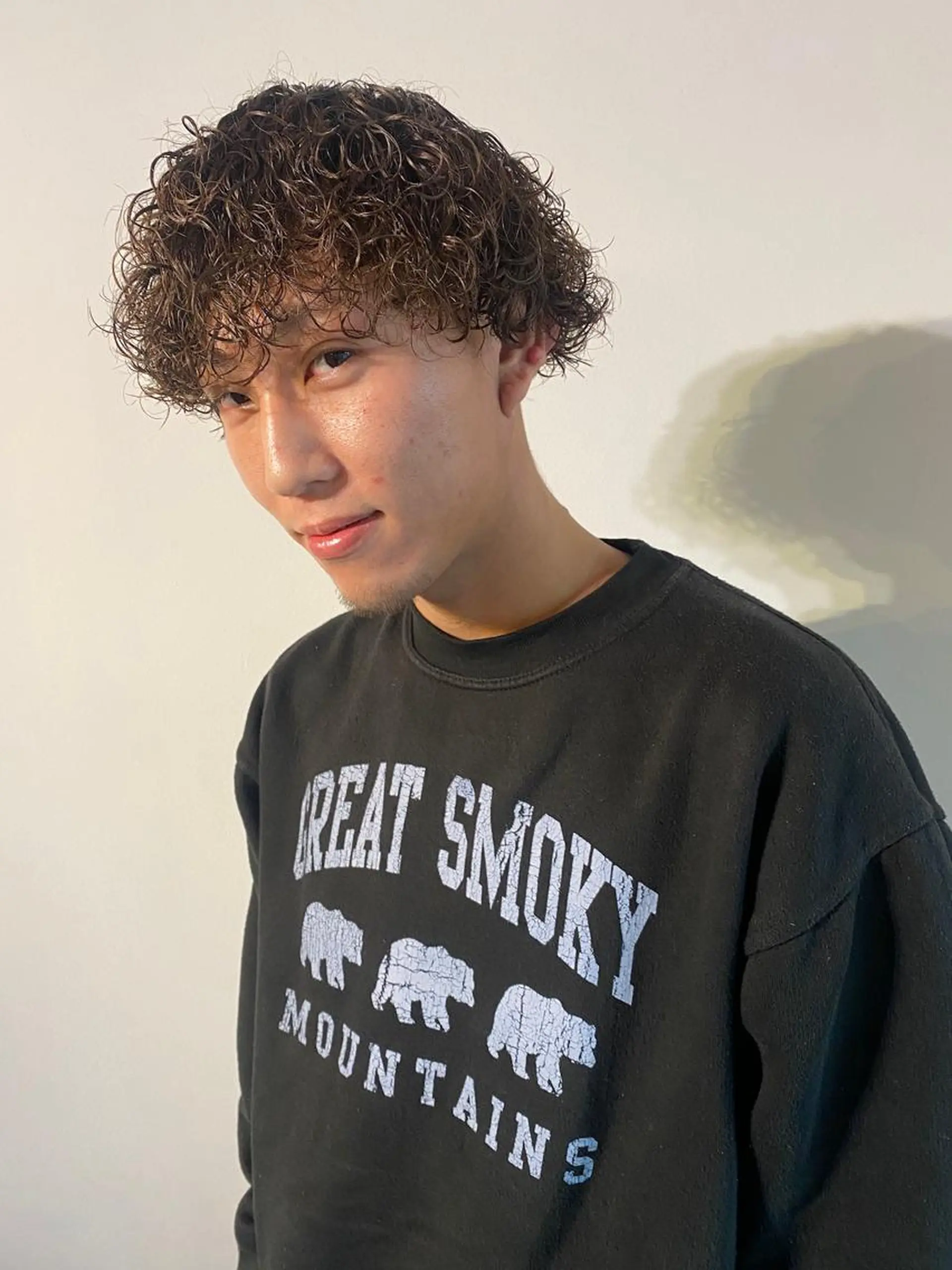 ミディアム パーマ メンズ ミディアムパーマ メンズブリーチ コンマヘア フェードカット メンズハイライト 🔹YUTA🔹 メンズパーマのヘアスタイル