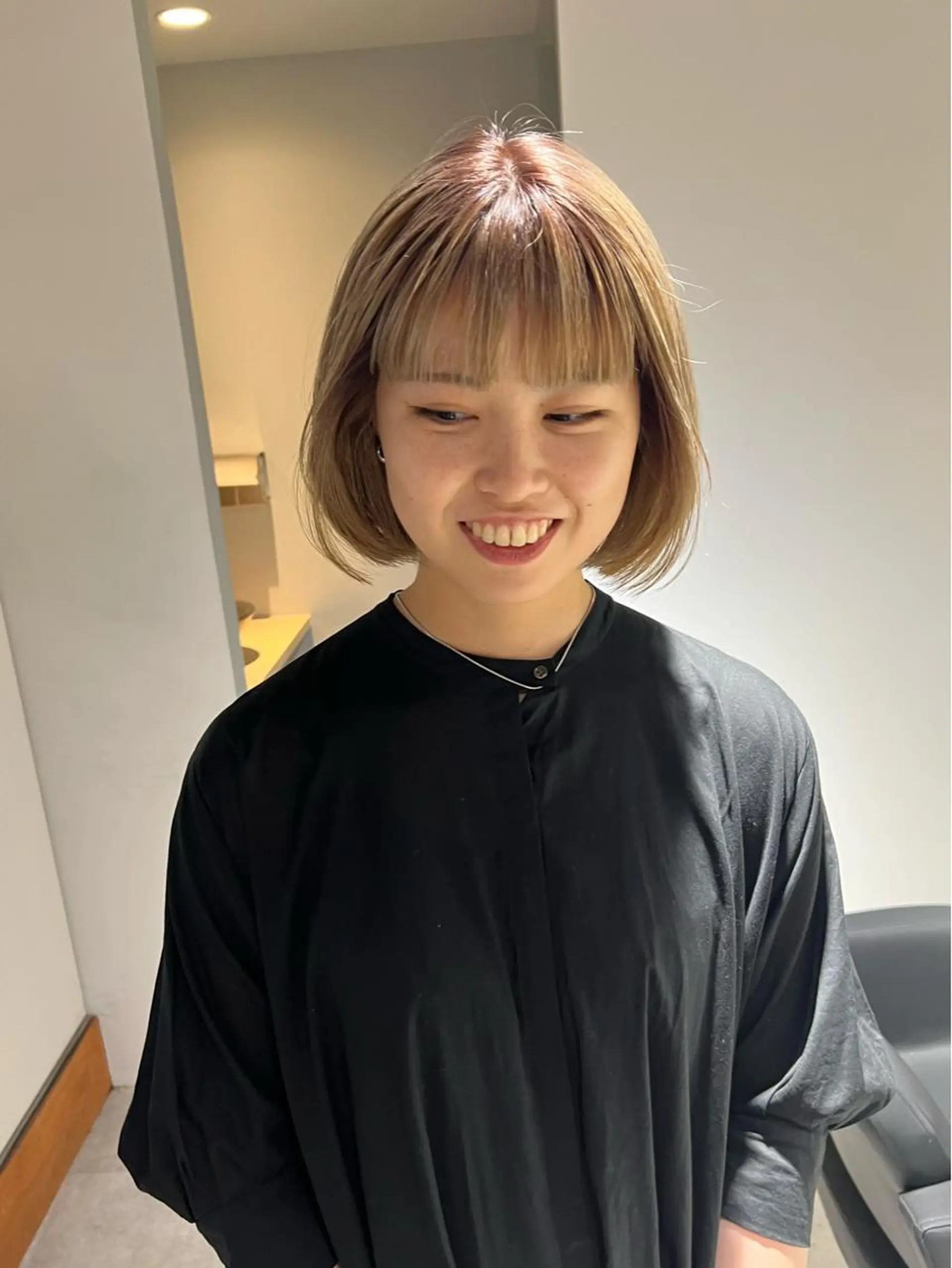 ミディアム カラー ブロンド io濱川 遥のヘアスタイル