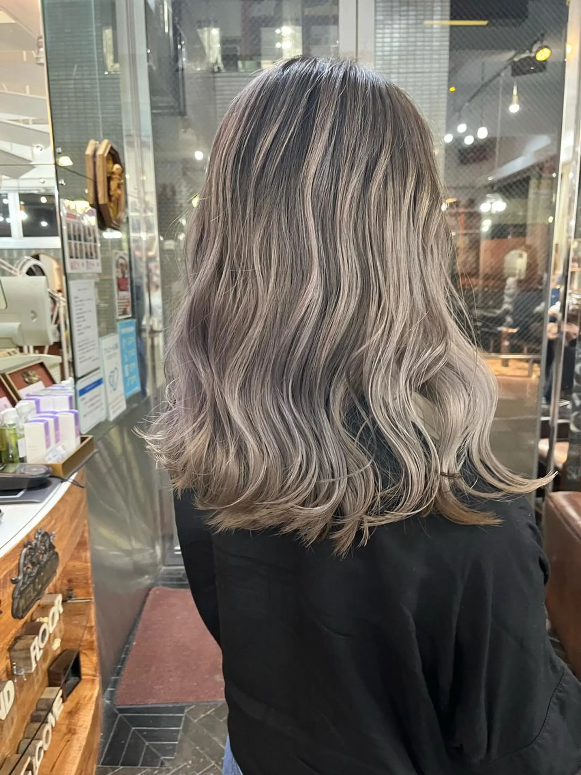 セミロング カラー ヘアカラー モモカ/ハイトーン /バレイヤージュのヘアスタイル