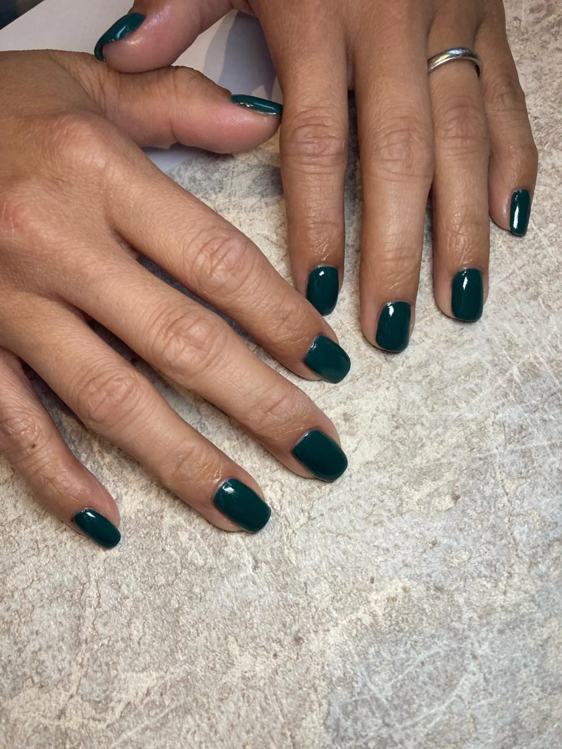 ネイル グリーン ハンドネイル ou's nail salon所属・小林 桜のネイルデザイン