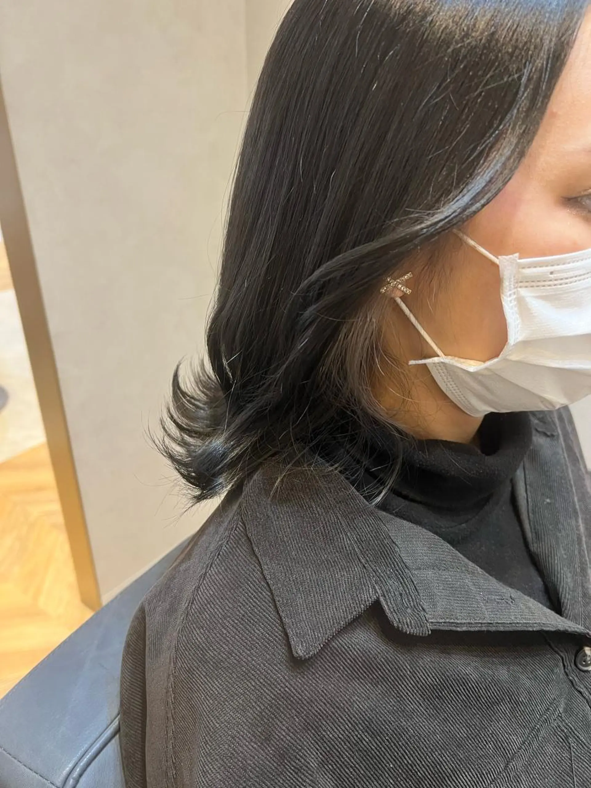 ミディアム カラー 黒髪 ブルーカラー ブルーブラック イヤリングカラー シルバー ヘアカラー トリートメント "今"だけでない美髪 KOTOMIのヘアスタイル