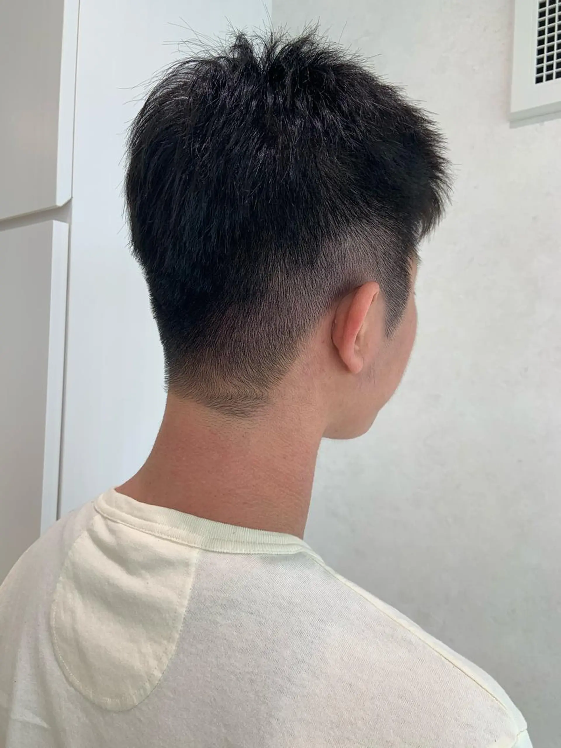 ショート メンズ フェードカット ハイトーンカラー🤍 山下 優華のヘアスタイル