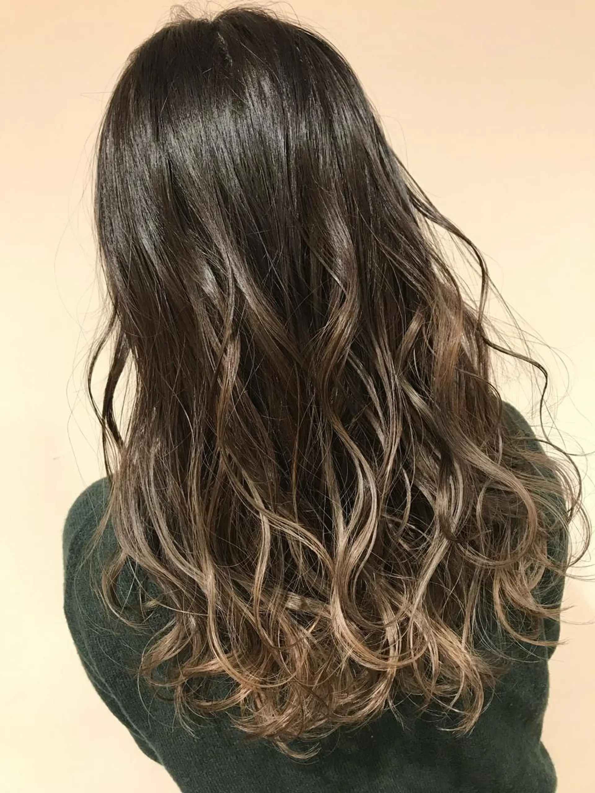 ミディアム カラー アッシュ アッシュグレー アッシュグレージュ バレイヤージュ ベージュカラー AMI Hair  supply所属・髪質改善カラー韓国風 レイヤーtudaのヘアスタイル