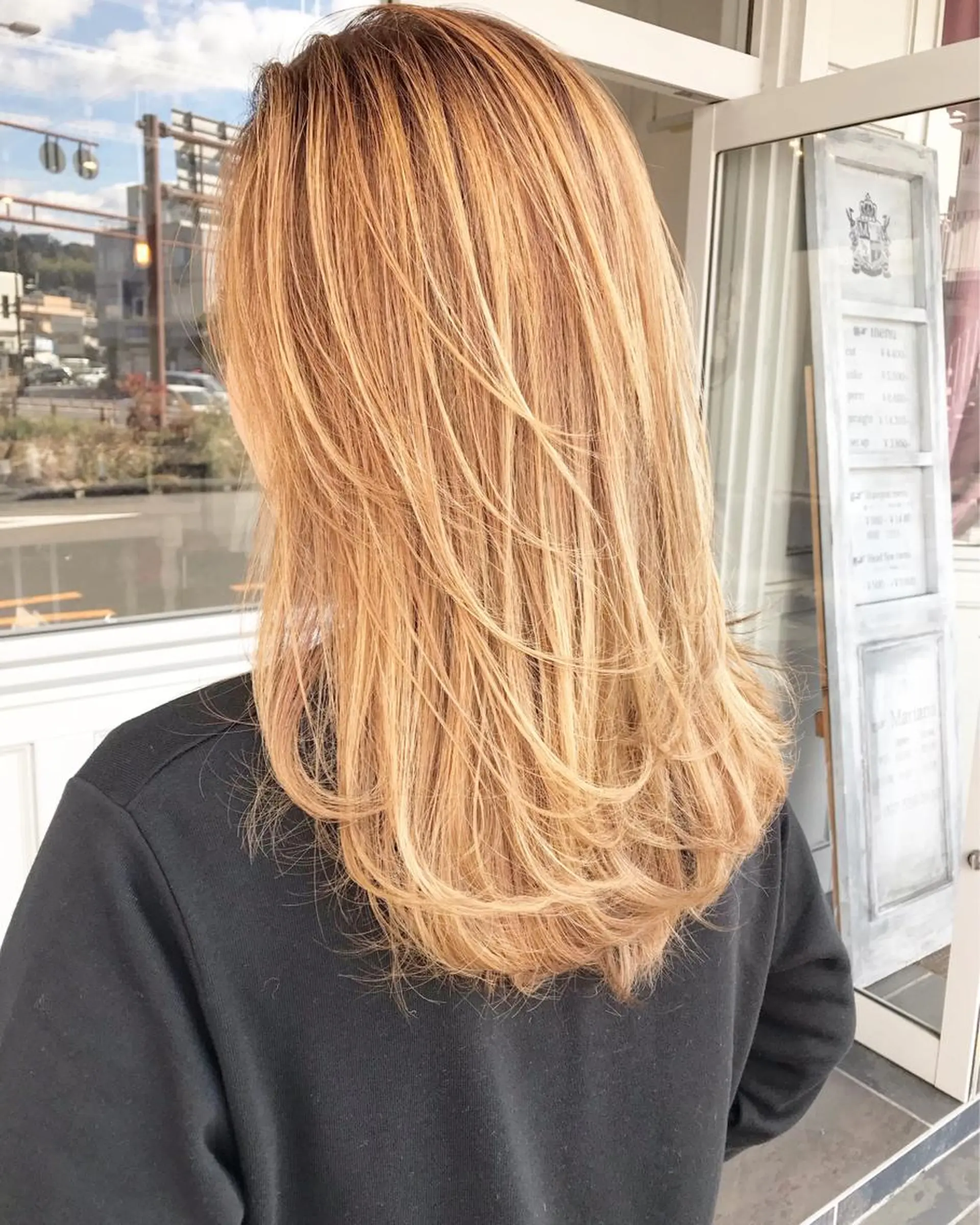セミロング カラー ヘアアレンジ お団子ヘア 切りっぱなしボブ バレイヤージュ ブリーチ グラデーションカラー Mariana/ 鶴原-ハイライトのヘアスタイル