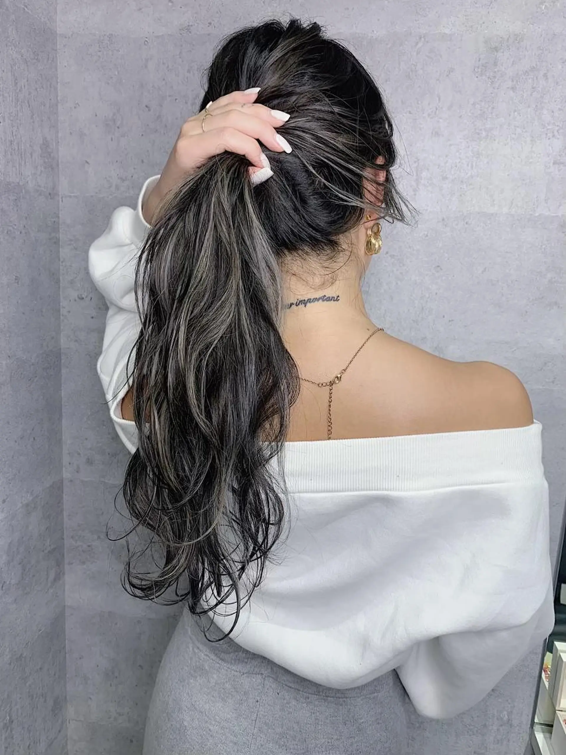 セミロング ボブ 斜めバング 外国人風カラー 伸ばしかけ ハイライト カット ヘアカラー ＿WHITE鳳店 アンダーバーホワイトのヘアスタイル