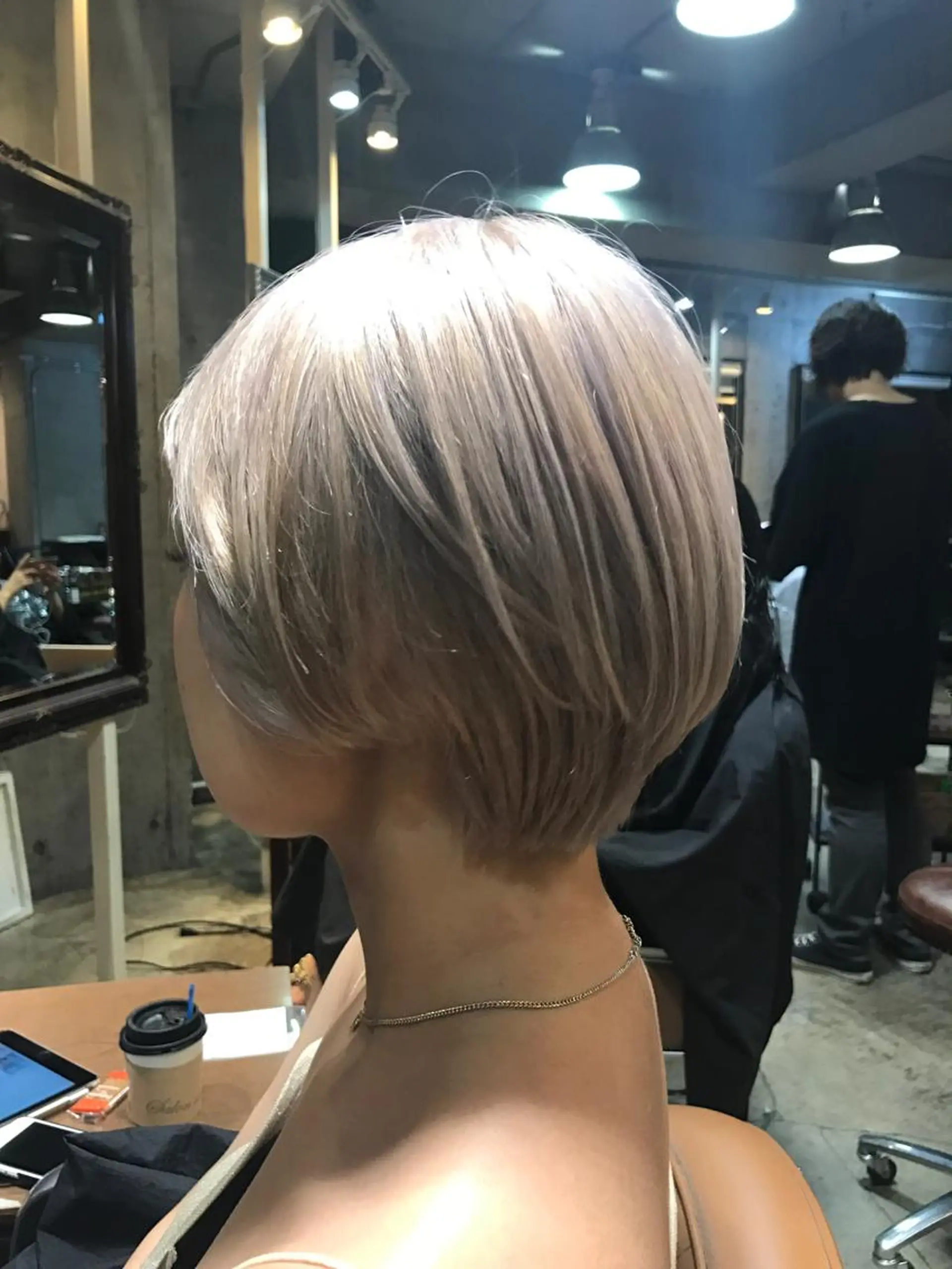 ショート カラー パーマ ヘアアレンジ メンズ キッズ ネイル マツエク・マツパ ショートヘア ショートネイル ホワイト サロンドミルク 原宿のヘアスタイル