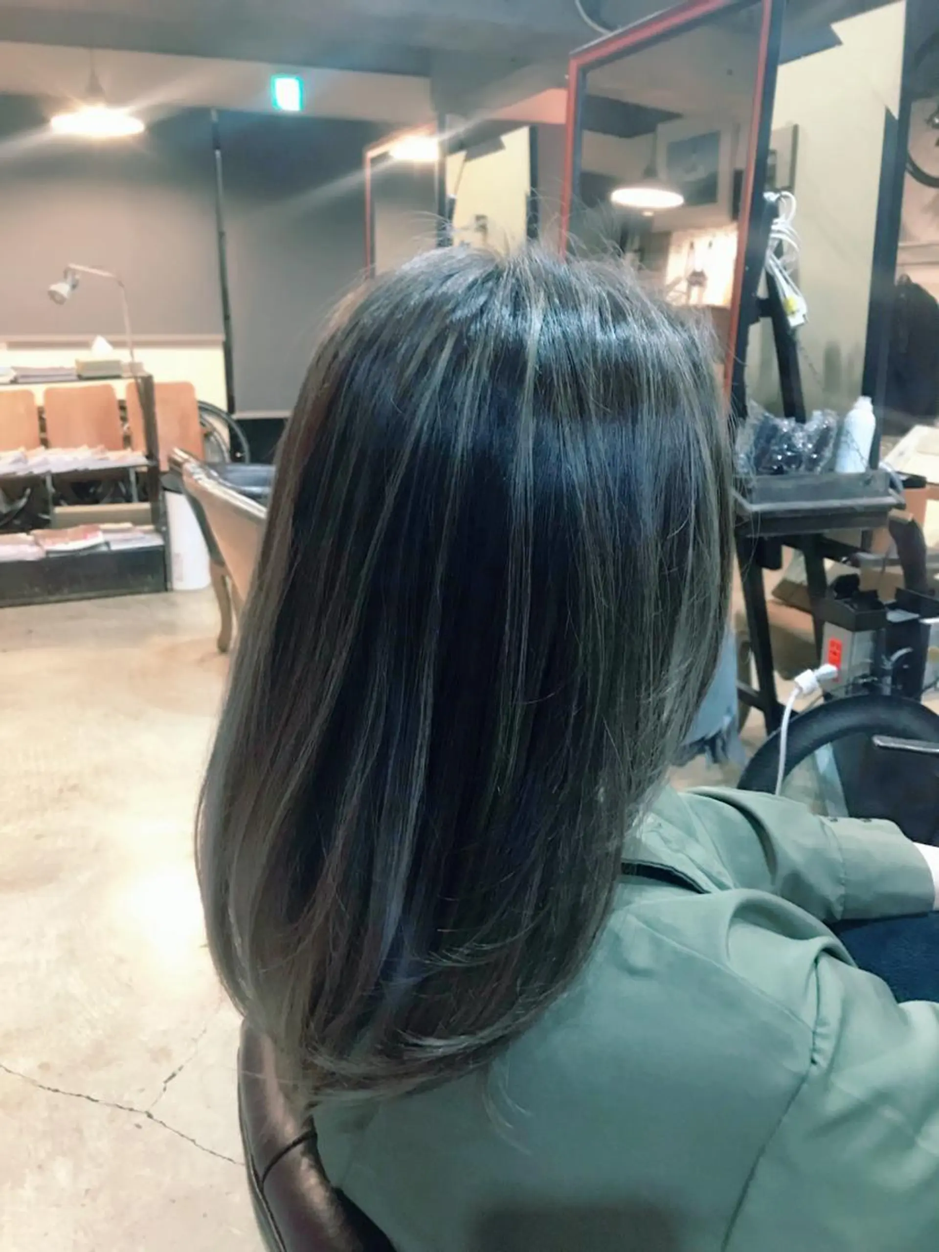 セミロング カラー グレージュ ハイライトカラー ハイライト カット ヘアカラー トリートメント ISUTA　中村 翔のヘアスタイル