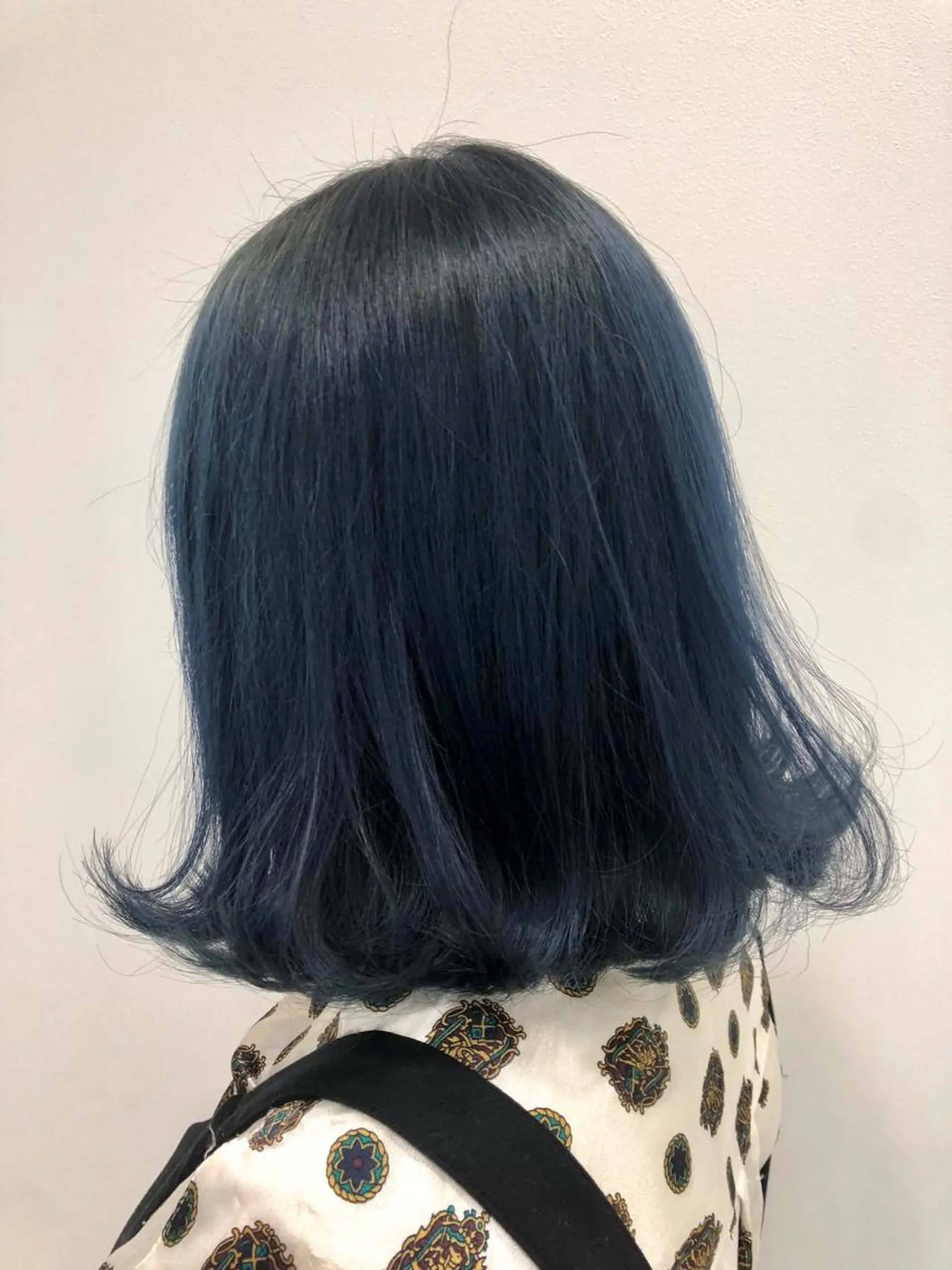 ミディアム カラー ブルーカラー ネイビーカラー 白髪ぼかしハイライト めさきすずなのヘアスタイル