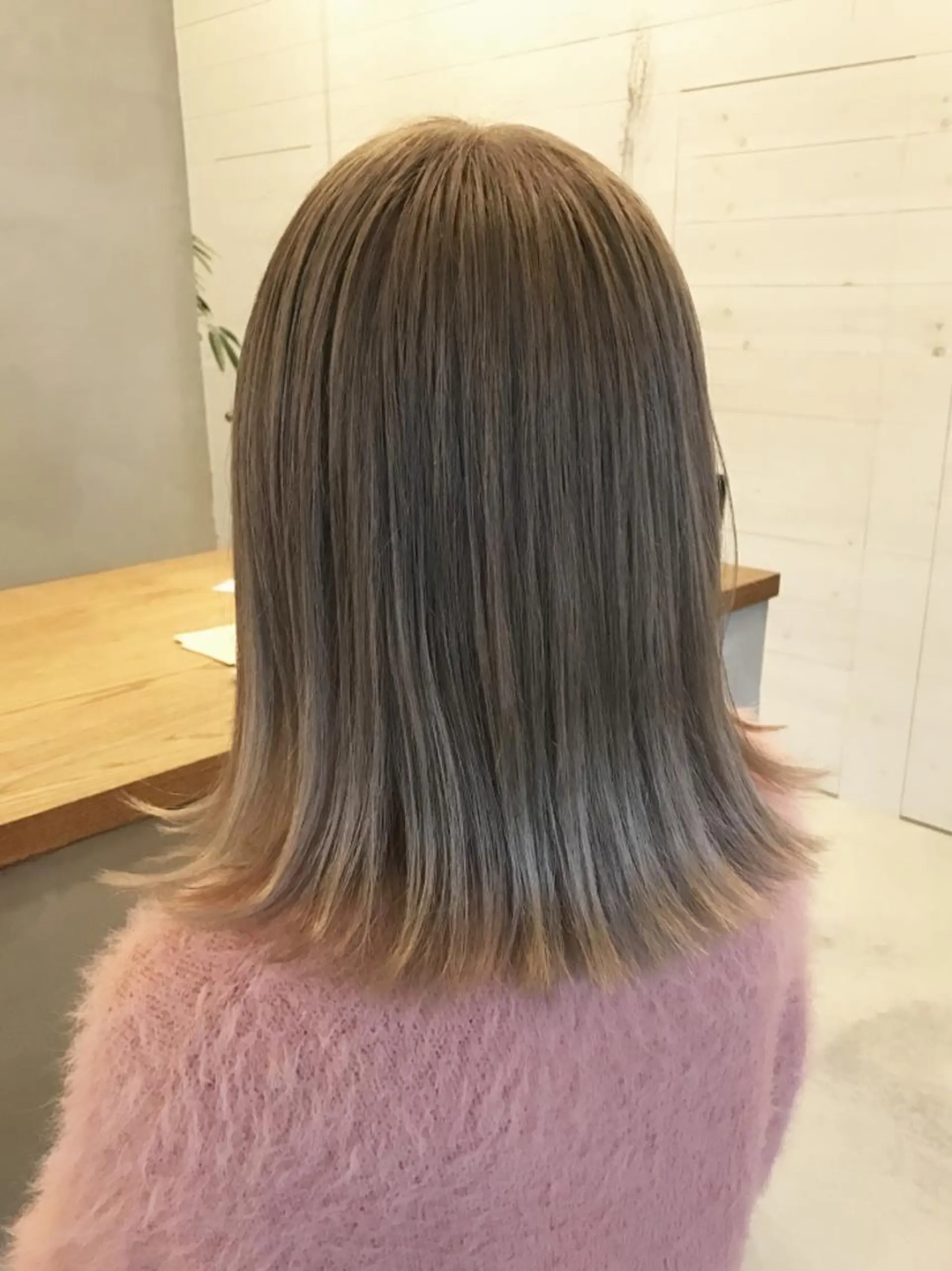 カラー セミロング Nina by Babyloneのヘアスタイル