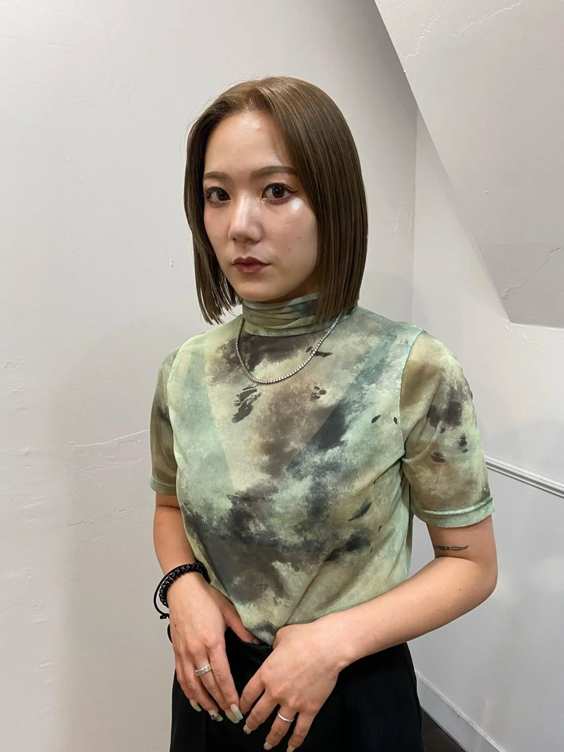 ミディアム カラー ヘアアレンジ 切りっぱなしボブ ベージュカラー ブリーチ ダブルカラー グレージュ カット ヘアカラー トリートメント レイヤーカット×髪質 改善🇰🇷シオリのヘアスタイル