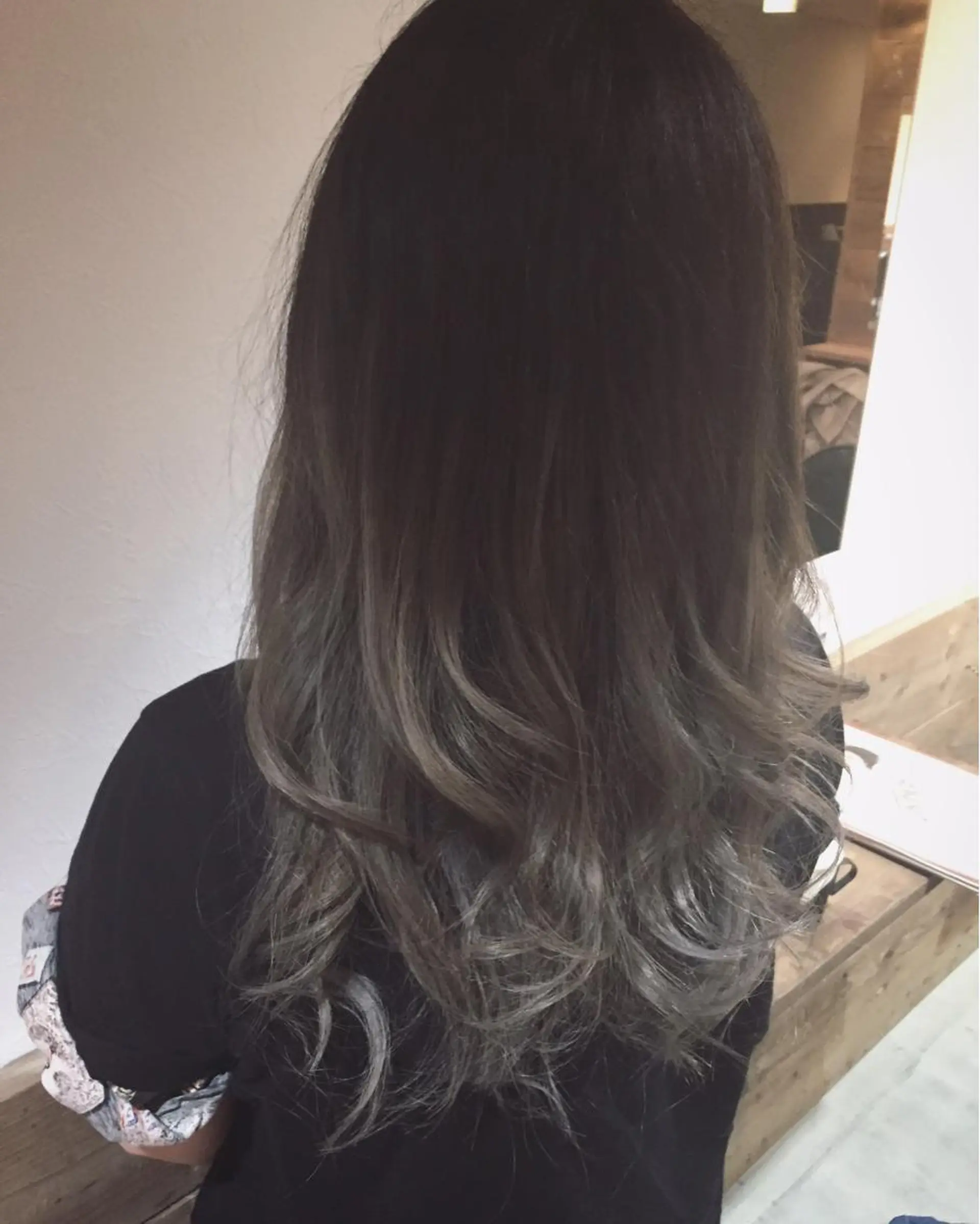 ロング カラー アッシュ グラデーションカラー シルバー シルバーアッシュ 外国人風カラー ハイトーン×髪質改善 KENTAのヘアスタイル