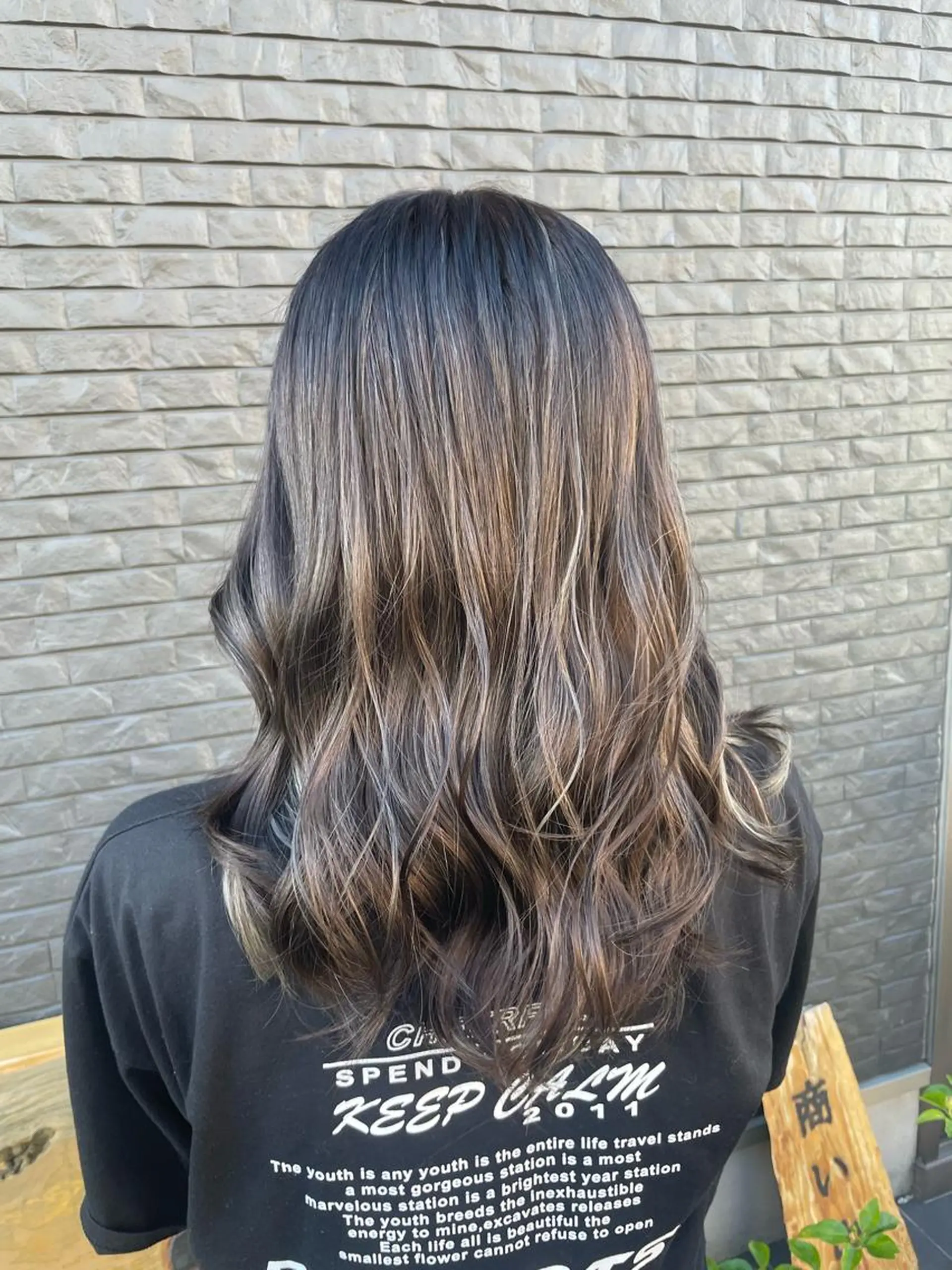 セミロング カラー イヤリングカラー ハイライトカラー ハイトーンカラー ハイライト トリートメント カット ヘアカラー デザインカラー🏝️ 須賀汐音のヘアスタイル