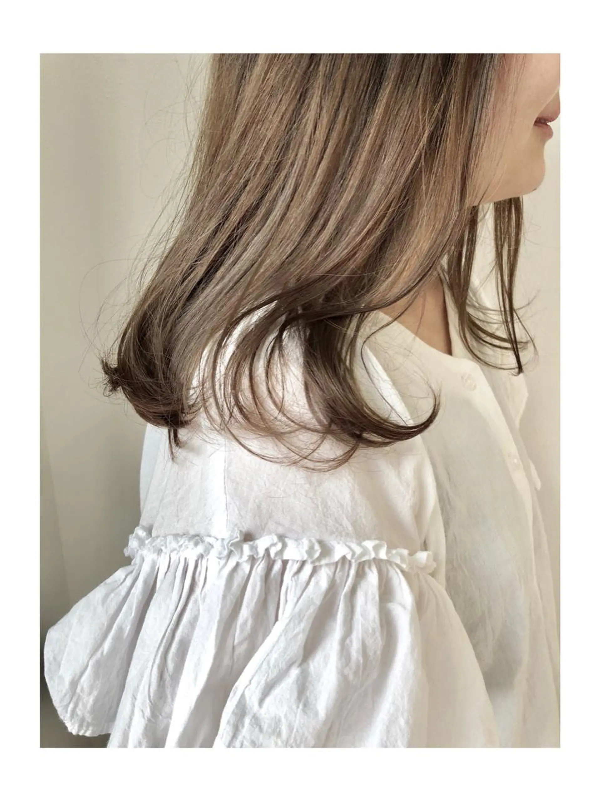 セミロング カラー ベージュカラー ミルクティーベージュ カット ヘアカラー パーマ 岩田 萌那のヘアスタイル