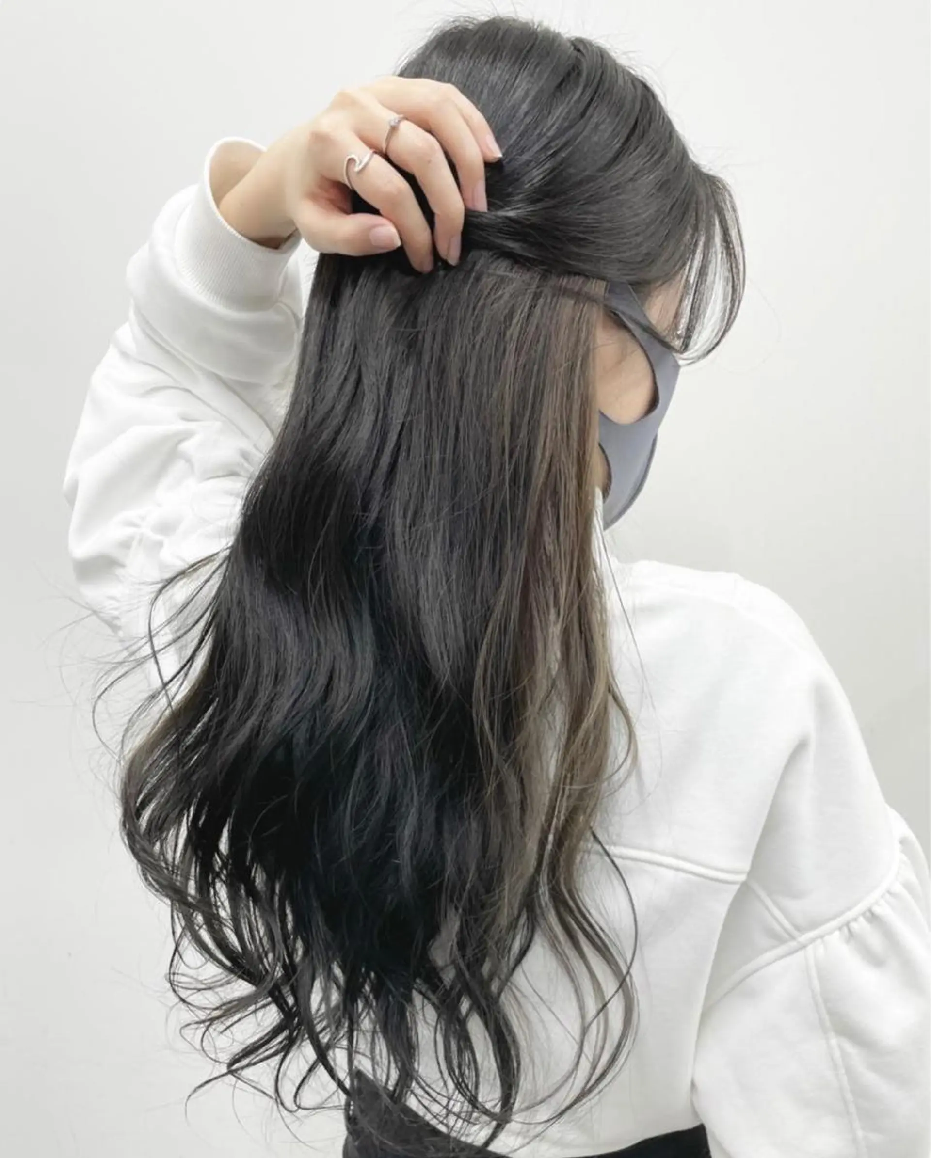 セミロング カラー ヘアアレンジ ベージュカラー インナーカラー ホワイトベージュ ヘアカラー トリートメント 🦄インナーカラー 🦄貫井彩花のヘアスタイル
