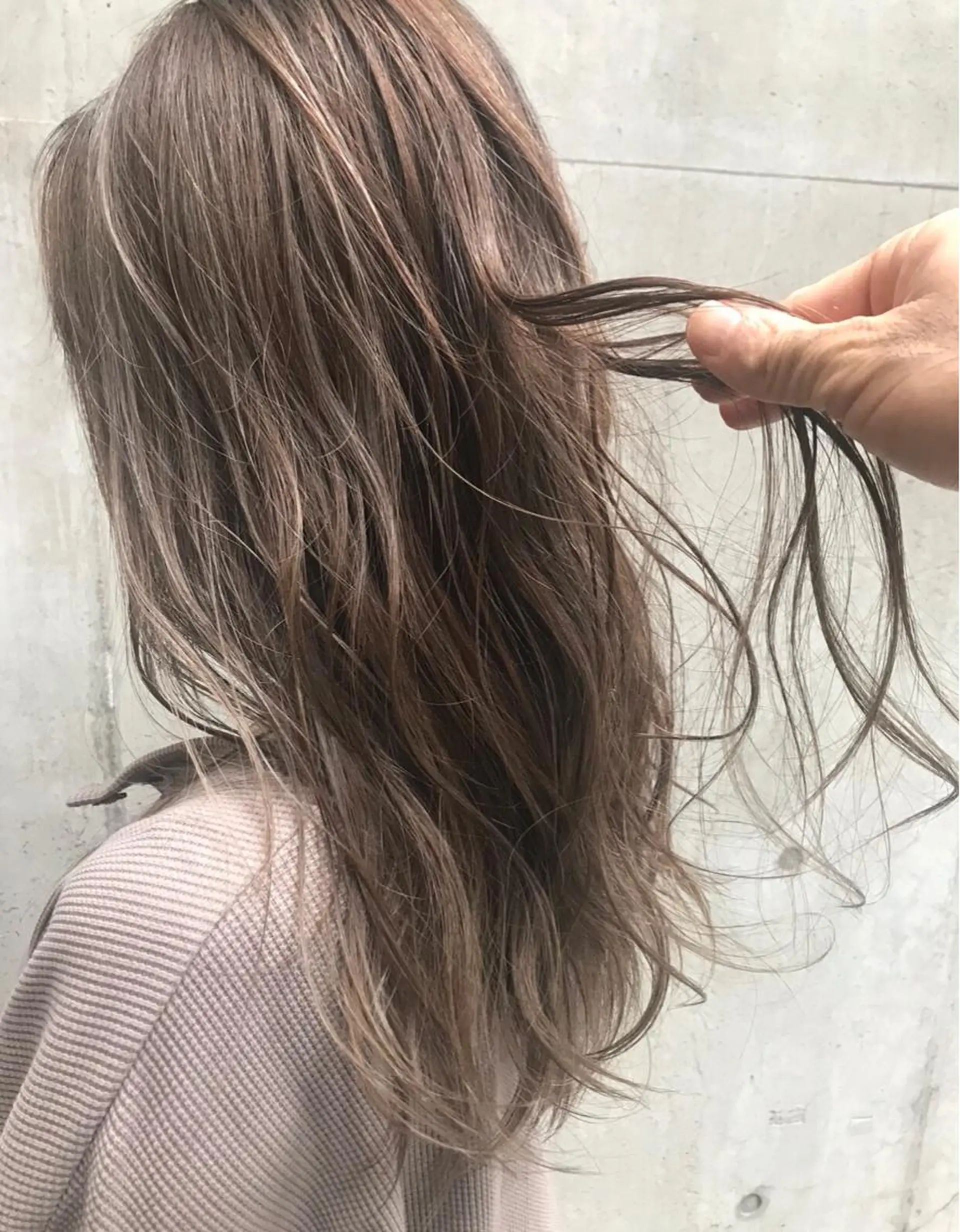 ロング カラー 透明感カラー ハイライトカラー ハイライト ヘアカラー AKI アキのヘアスタイル