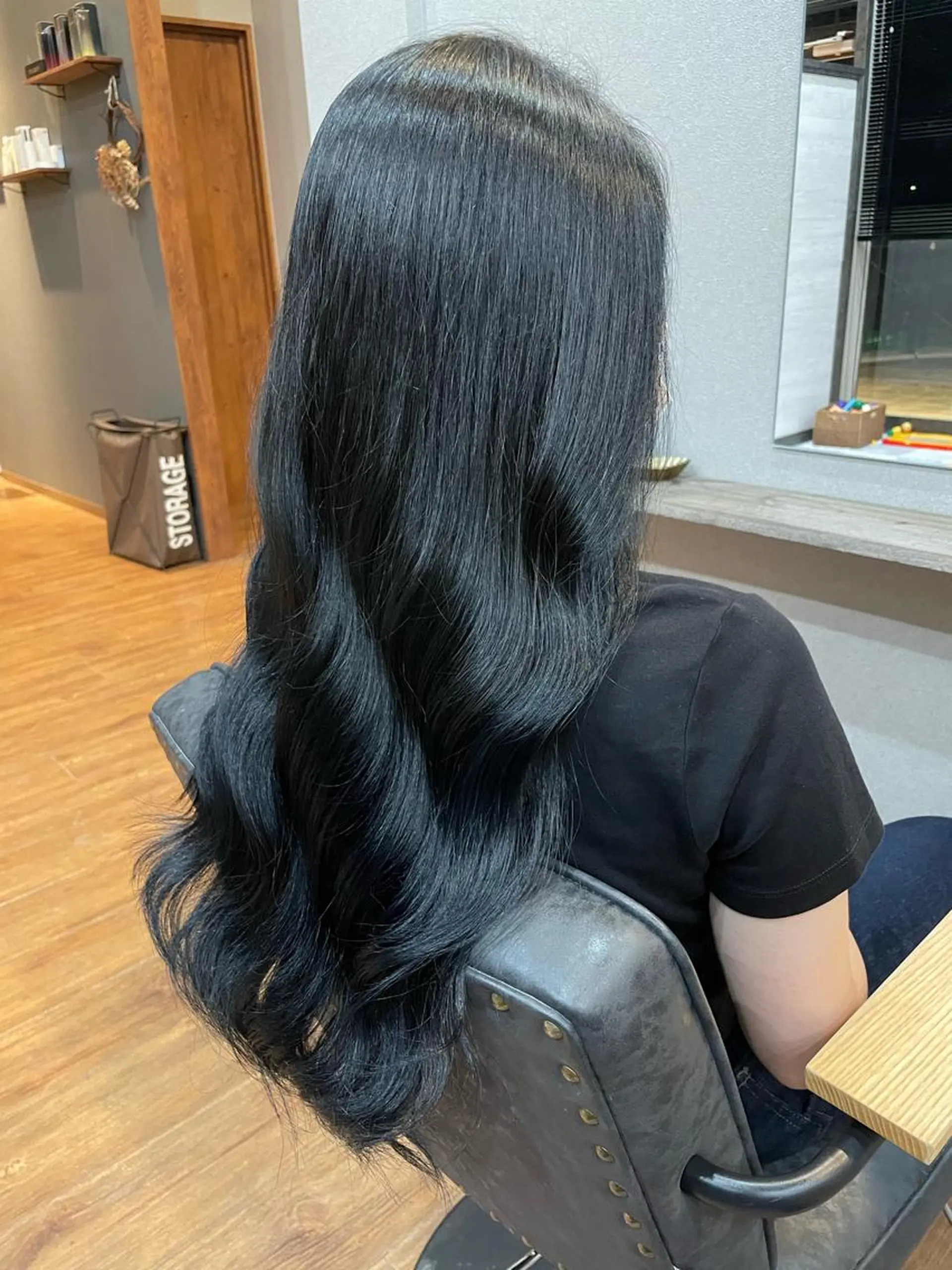 ロング カラー 黒髪 ブルーカラー ブルーブラック ヘアカラー トリートメント 鵜飼 真伍のヘアスタイル