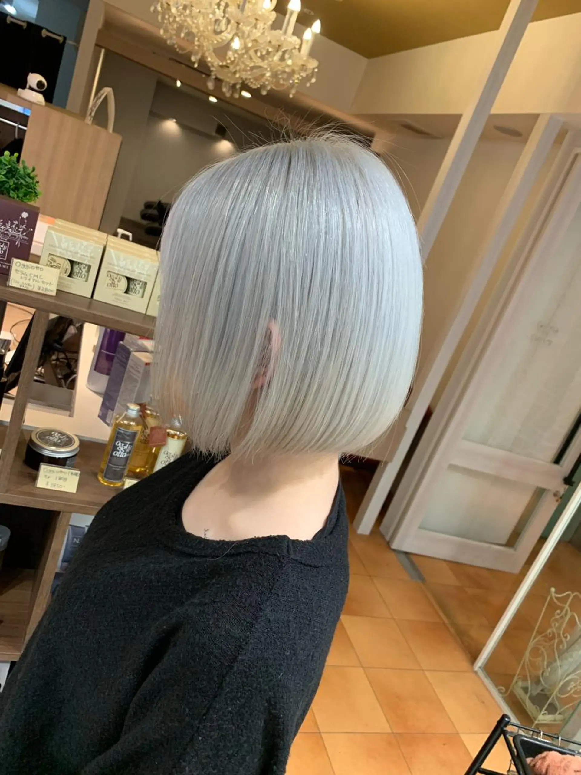 ショート カラー ブリーチ特化/ハイト ーン/ホワイトカラーのヘアスタイル