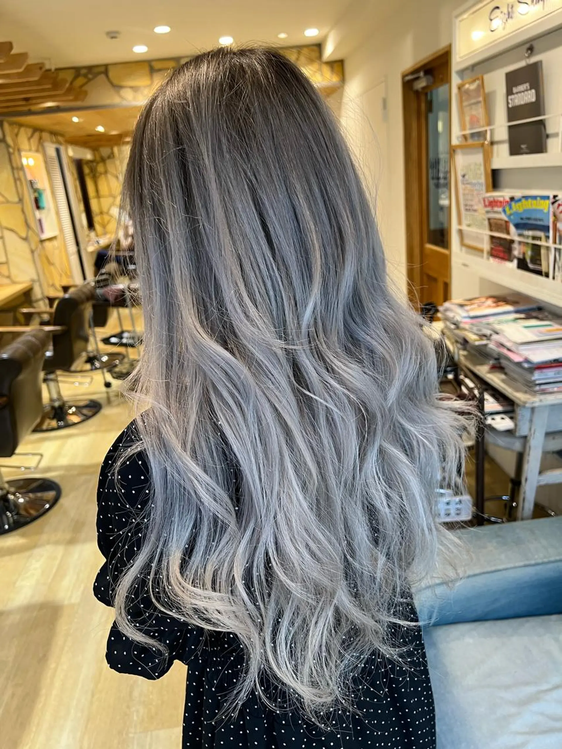 ロング カラー シルバー ホワイトシルバー ヘアカラー トリートメント 渋谷ハイトーン/ デザインカラー阿部のヘアスタイル