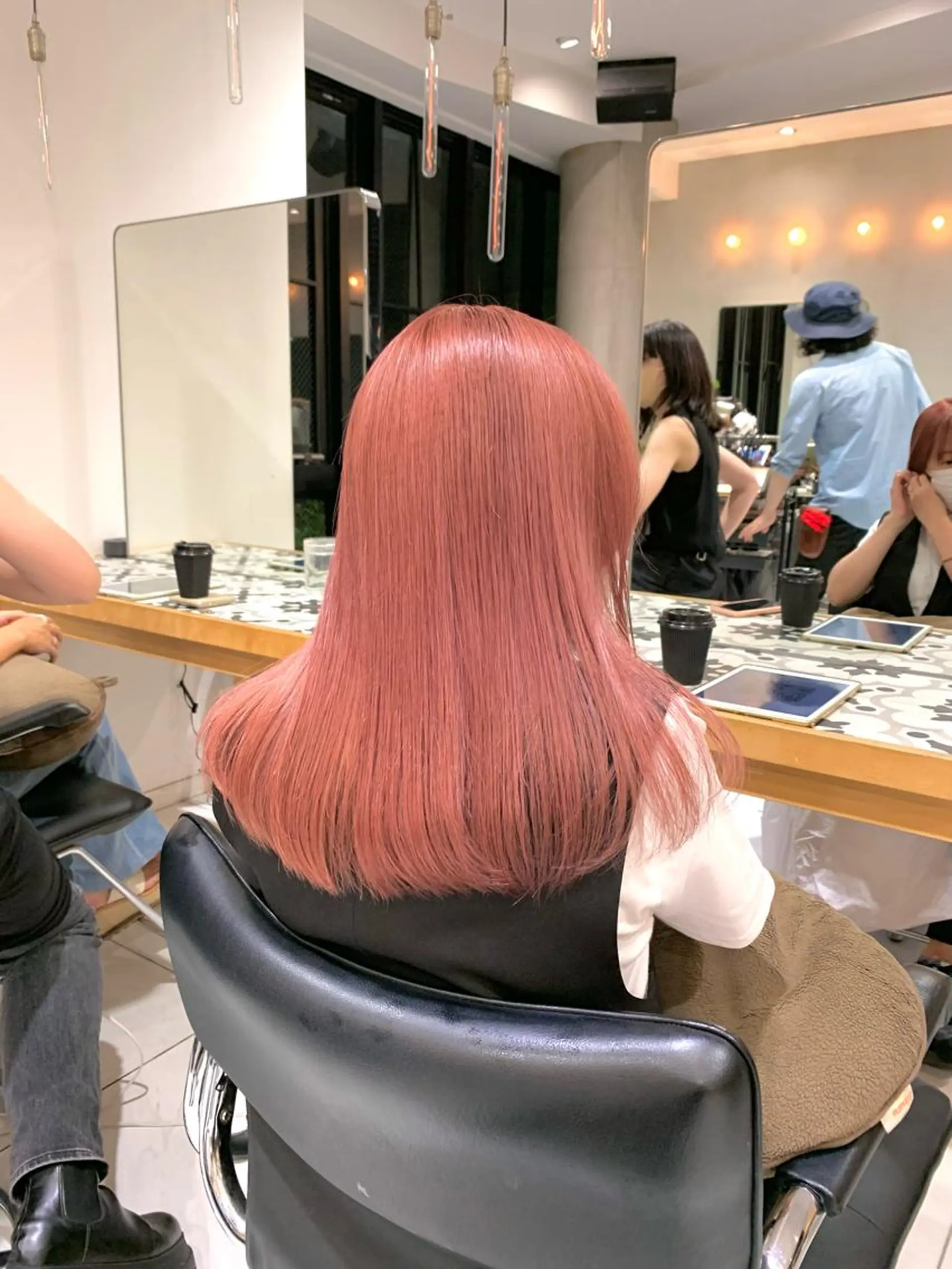 セミロング ヘアカラー トリートメント 淡いハイトーンカラー レイヤーカットゆうかのヘアスタイル