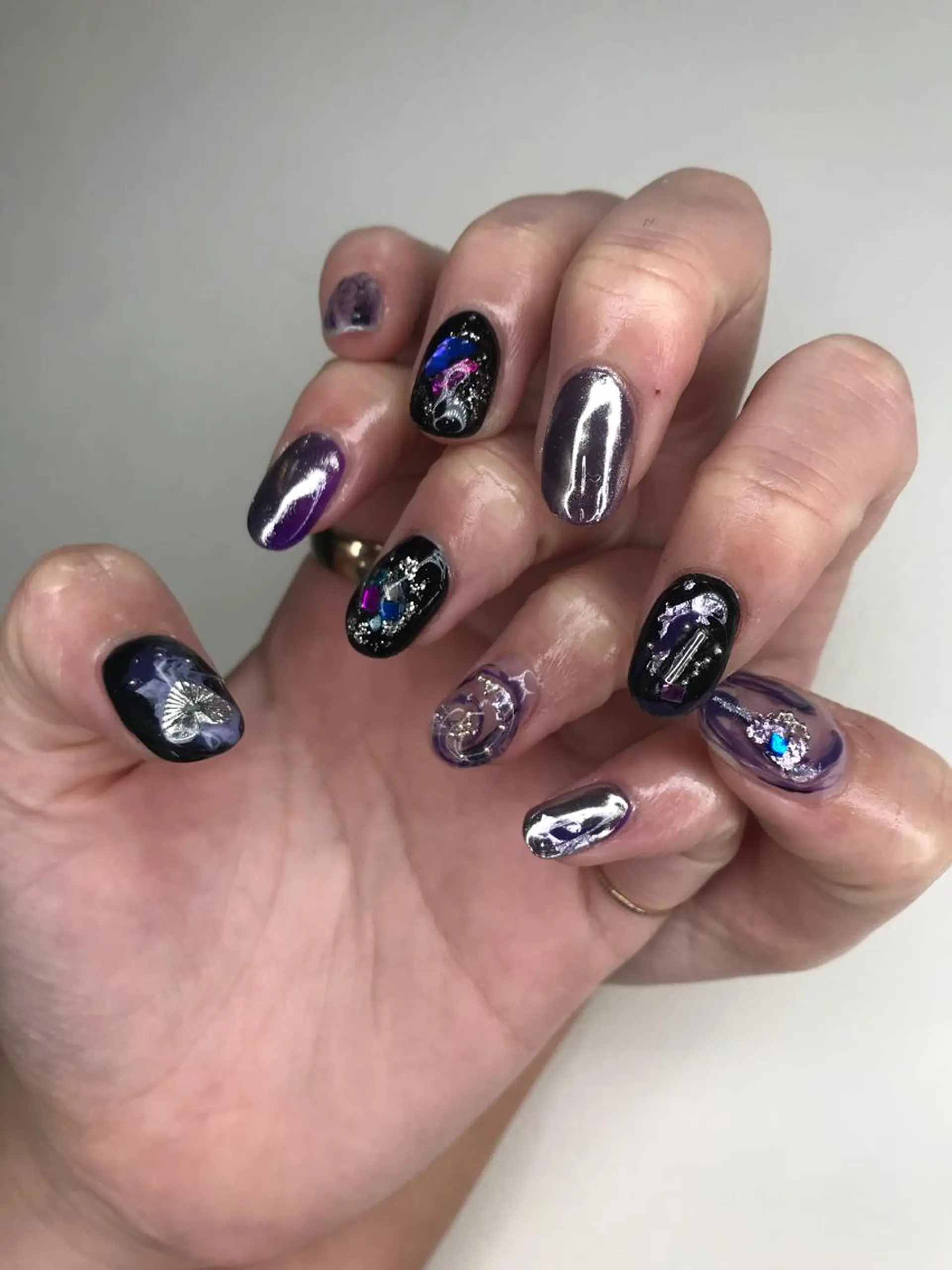 セミロング カラー ヘアアレンジ ネイル mana 暖色カラーカットのヘアスタイル