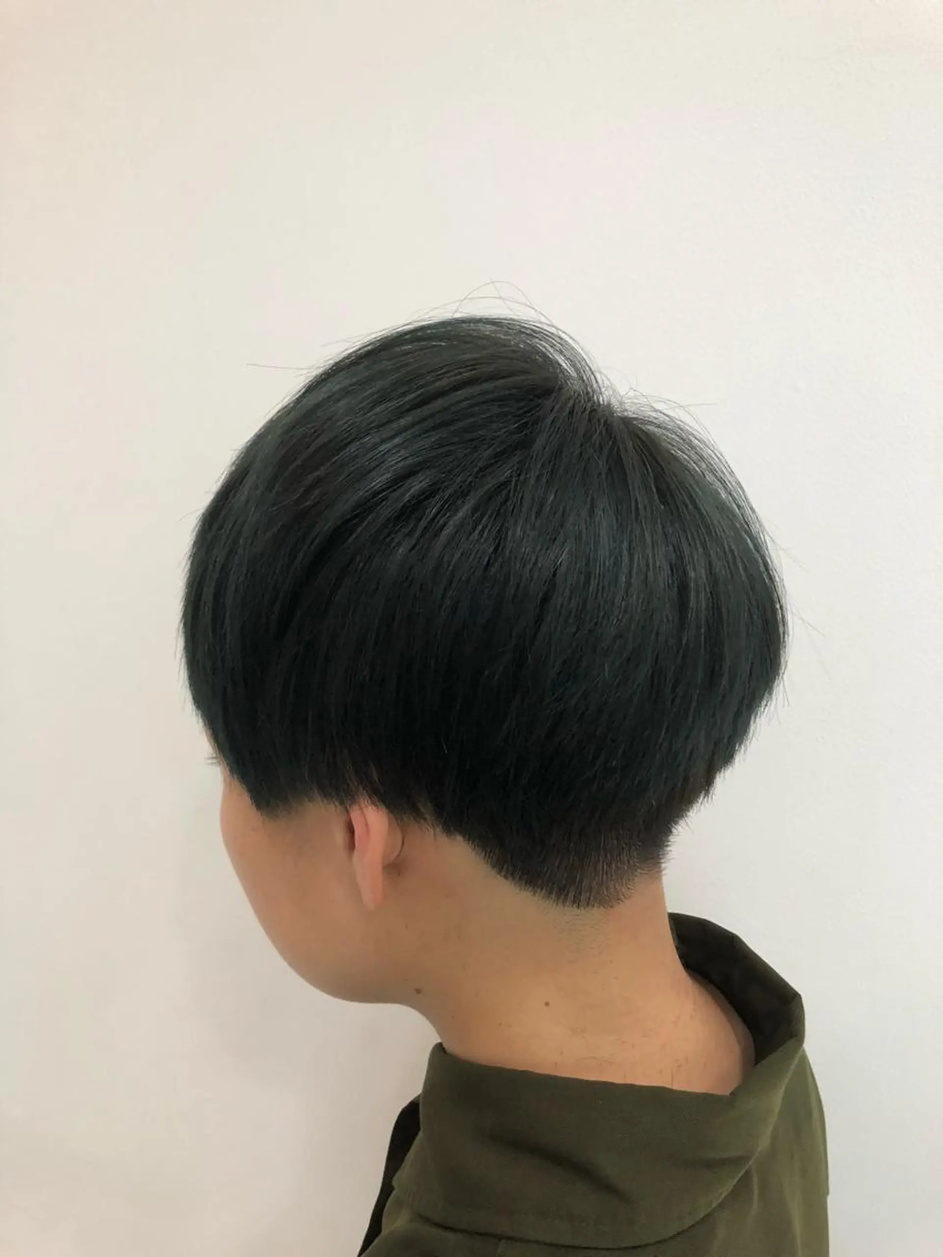 ショート カラー ブリーチ ブルーカラー ブルーグレー 岩崎 裕司のヘアスタイル