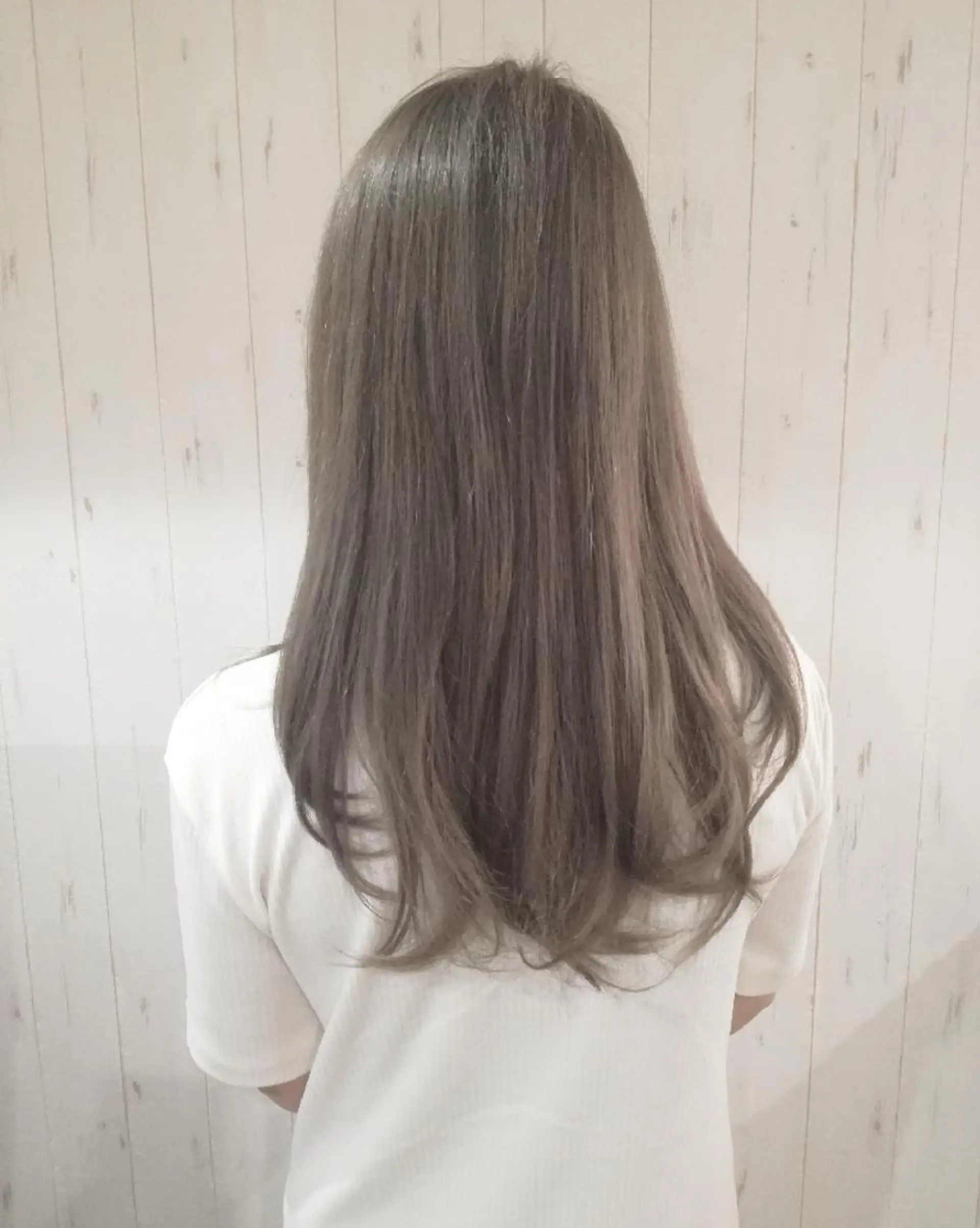 セミロング カラー ベージュカラー ブリーチ ミルクティーベージュ 西川 敏夫のヘアスタイル