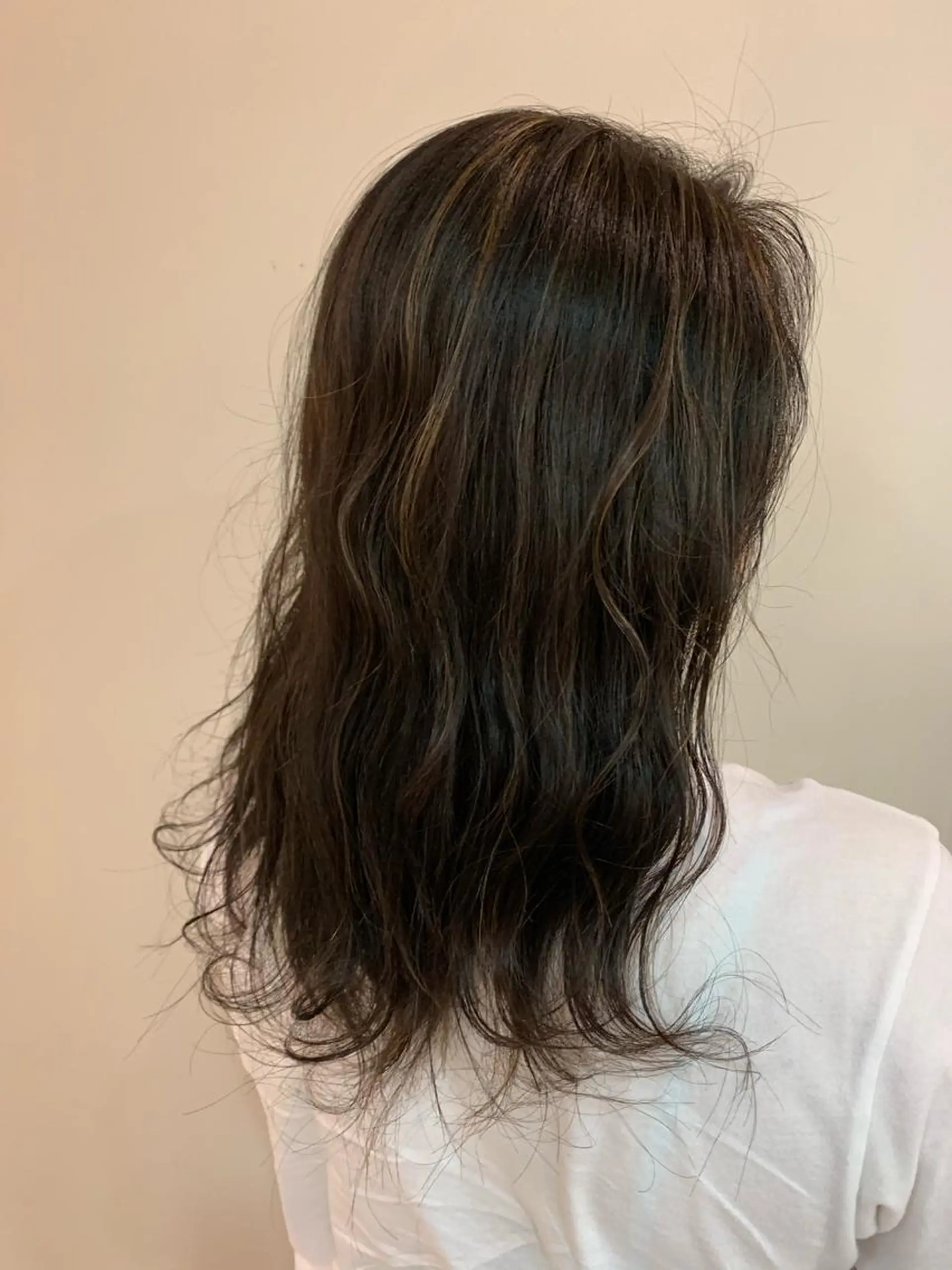 セミロング カラー ハイライトカラー ハイライト 顔まわりカット✄ ベージュカラー🧸のヘアスタイル