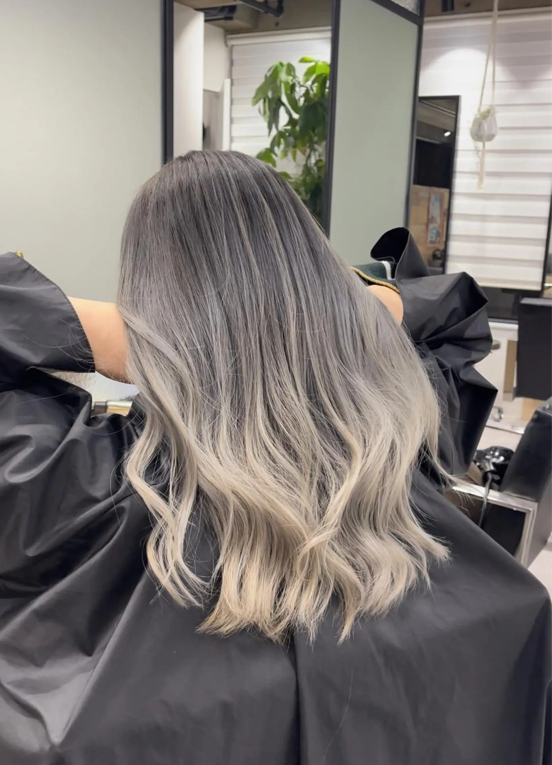 ロング カラー ブリーチ ヘアカラー トリートメント 白髪ぼかしハイライト バレイヤージュヤマトのヘアスタイル
