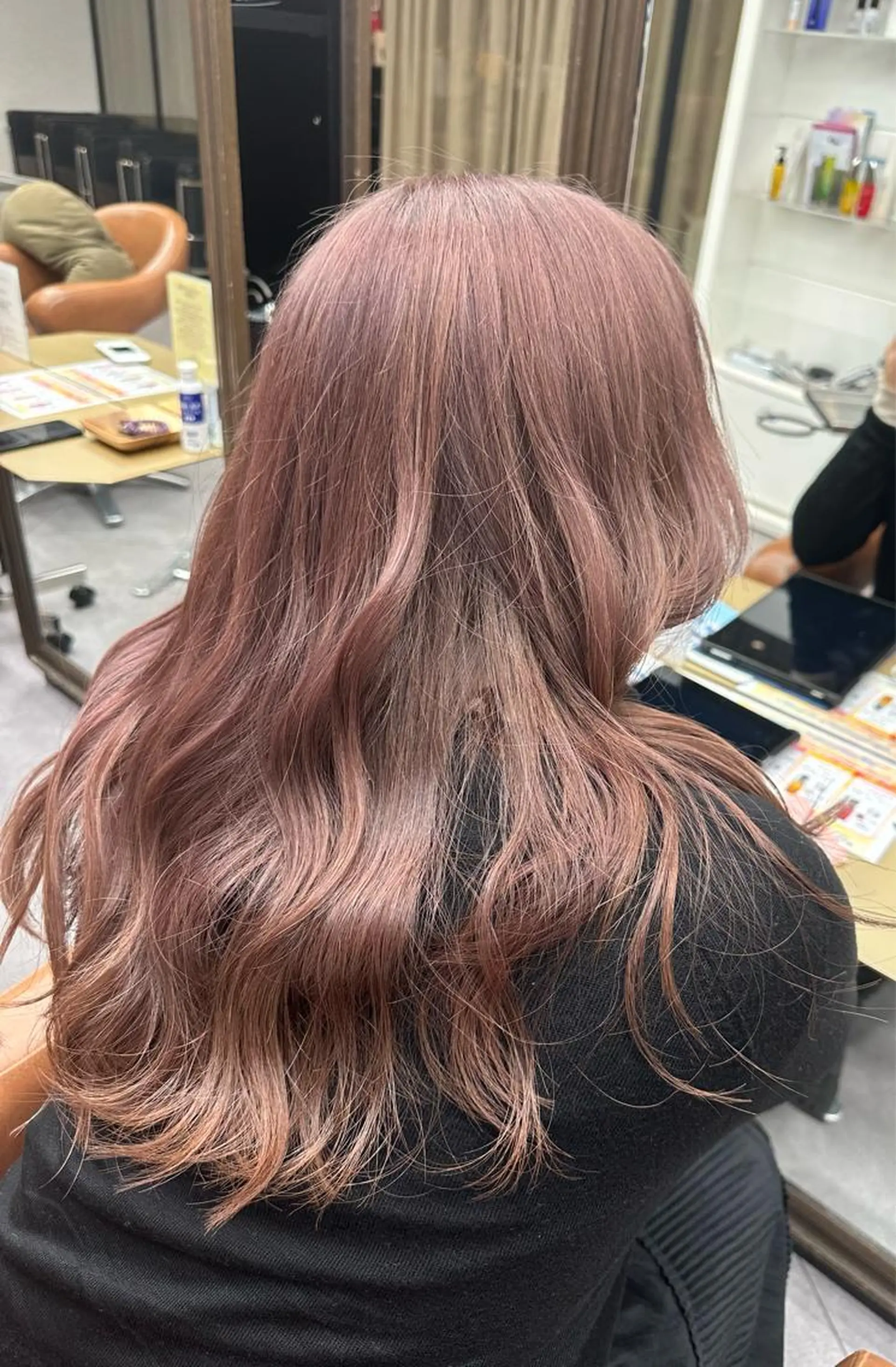 セミロング カラー パーマ ヘアアレンジ ウルフとハイトーン みっちー✂️のヘアスタイル