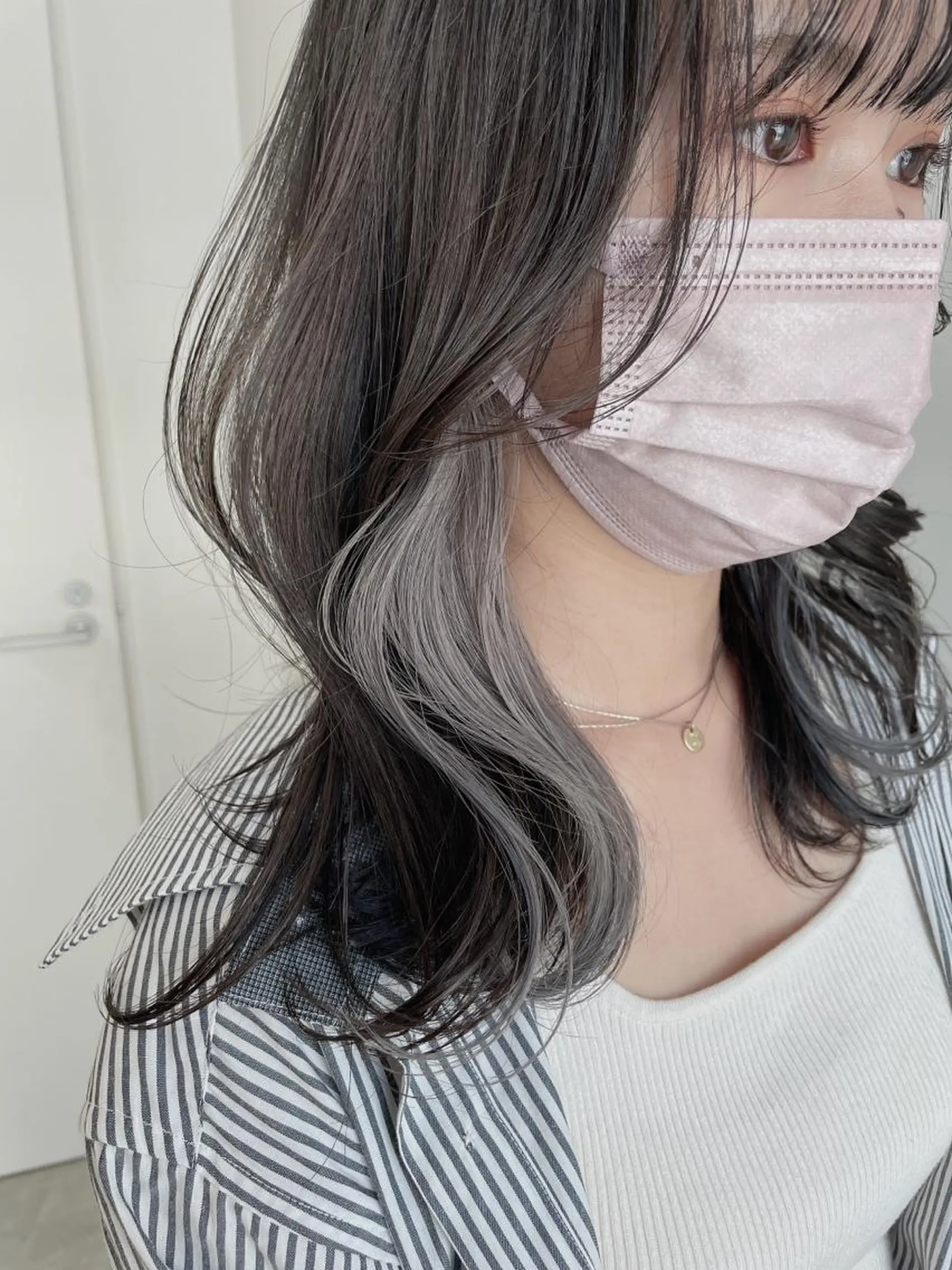 ミディアム カラー レイヤーカット 透明感カラーのヘアスタイル