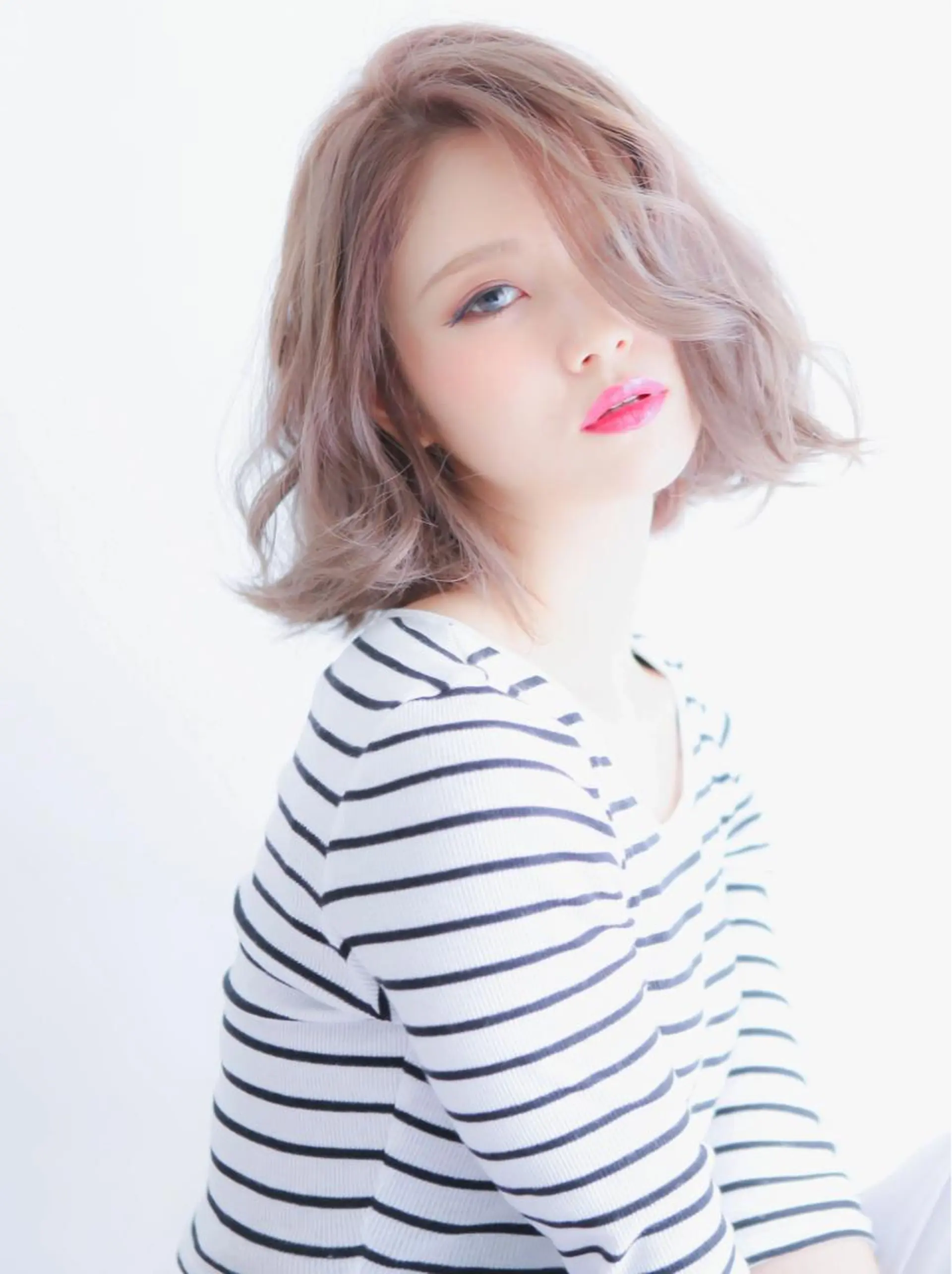 ショート カラー アッシュ アッシュグレー アッシュグレージュ ブリーチ グレージュ ヘアカラー トリートメント Days 透明感カラーのヘアスタイル