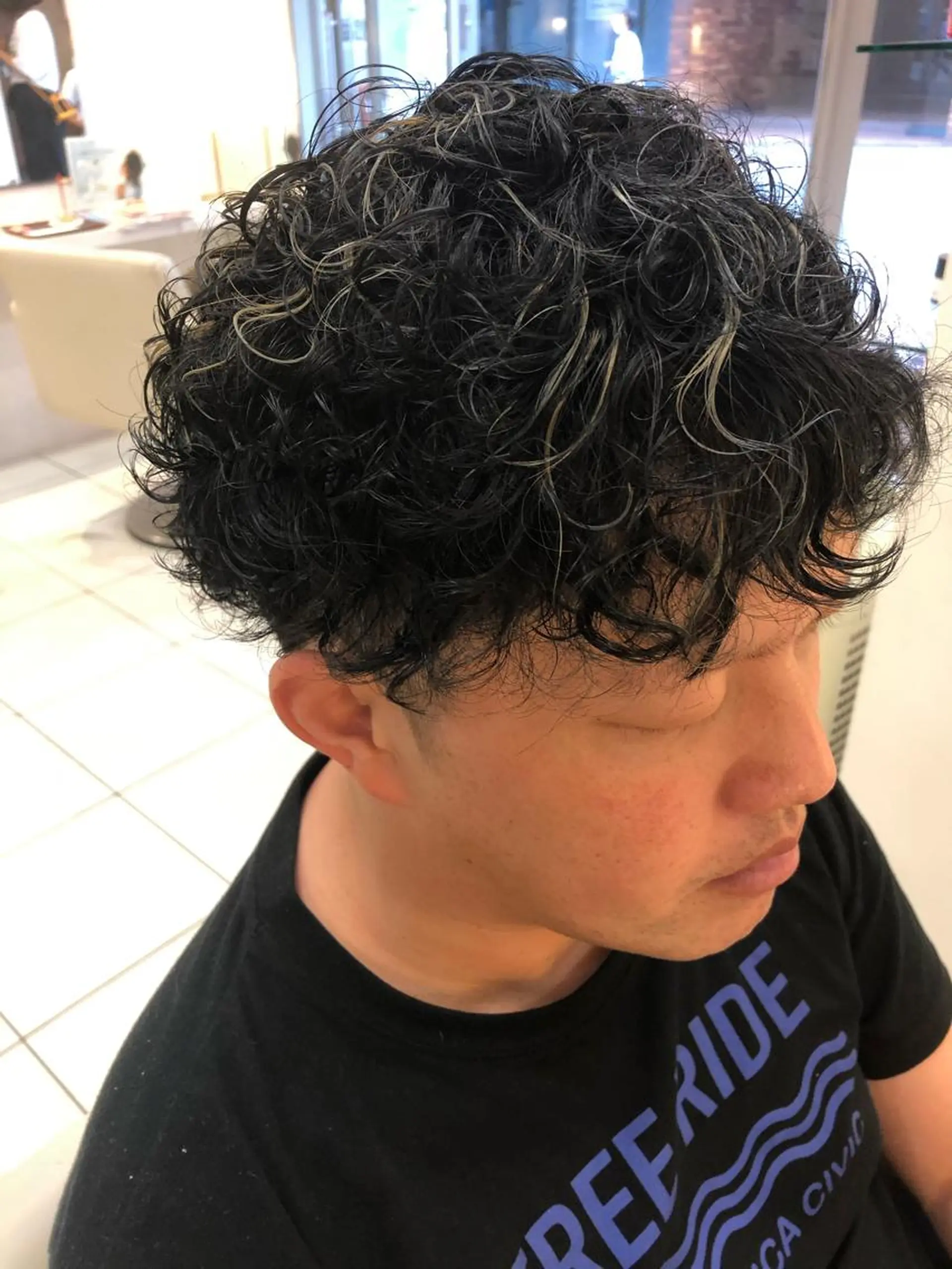 メンズ メンズハイライト メンズパーマ カット パーマ 神田 澪史のヘアスタイル