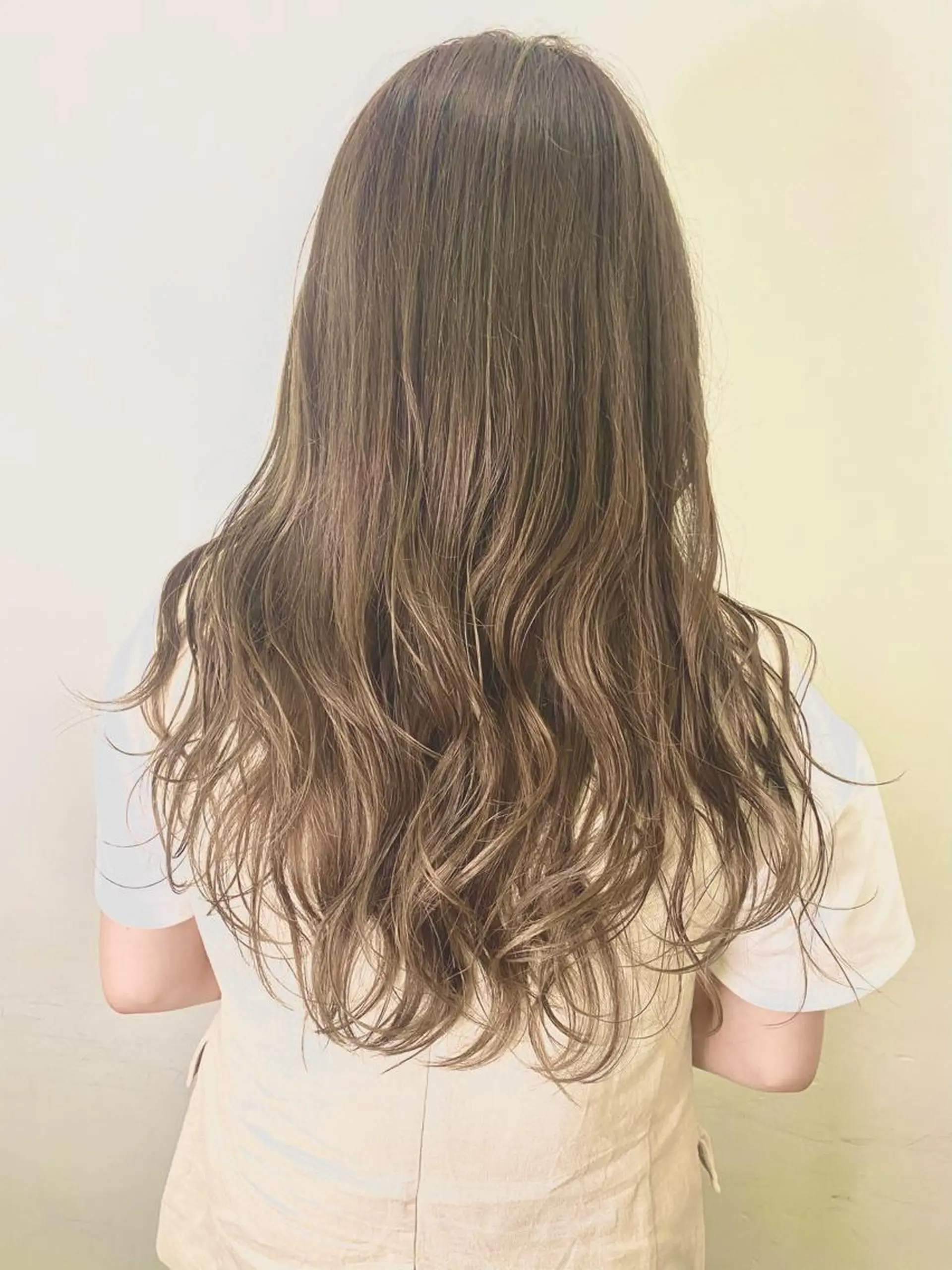 カラー グレージュ ミルクティーグレージュ メンズ レイヤー ウルフ 弓木啓輔のヘアスタイル