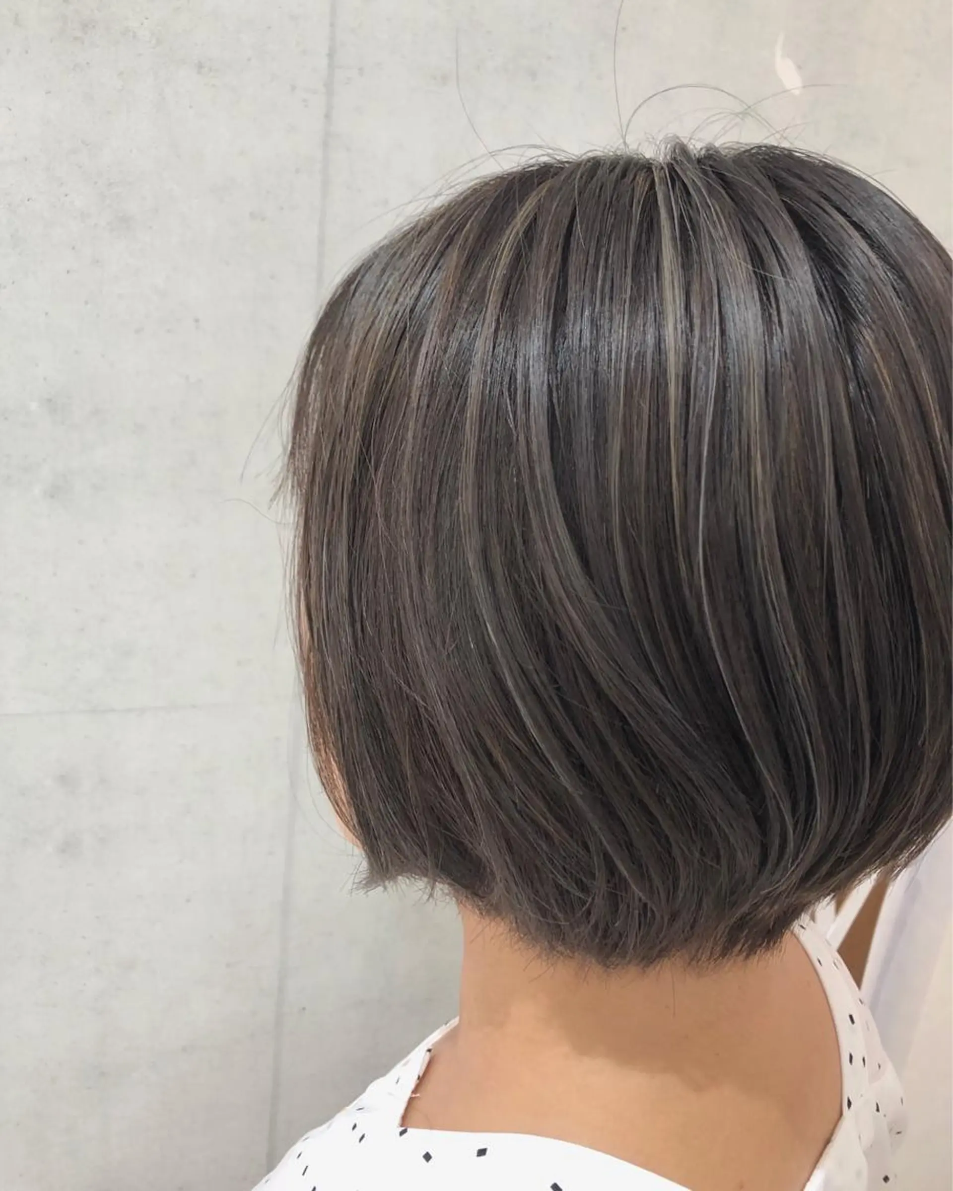 ショート カラー ハイライトカラー ハイライト ショートヘア 岸田 梓武生のヘアスタイル