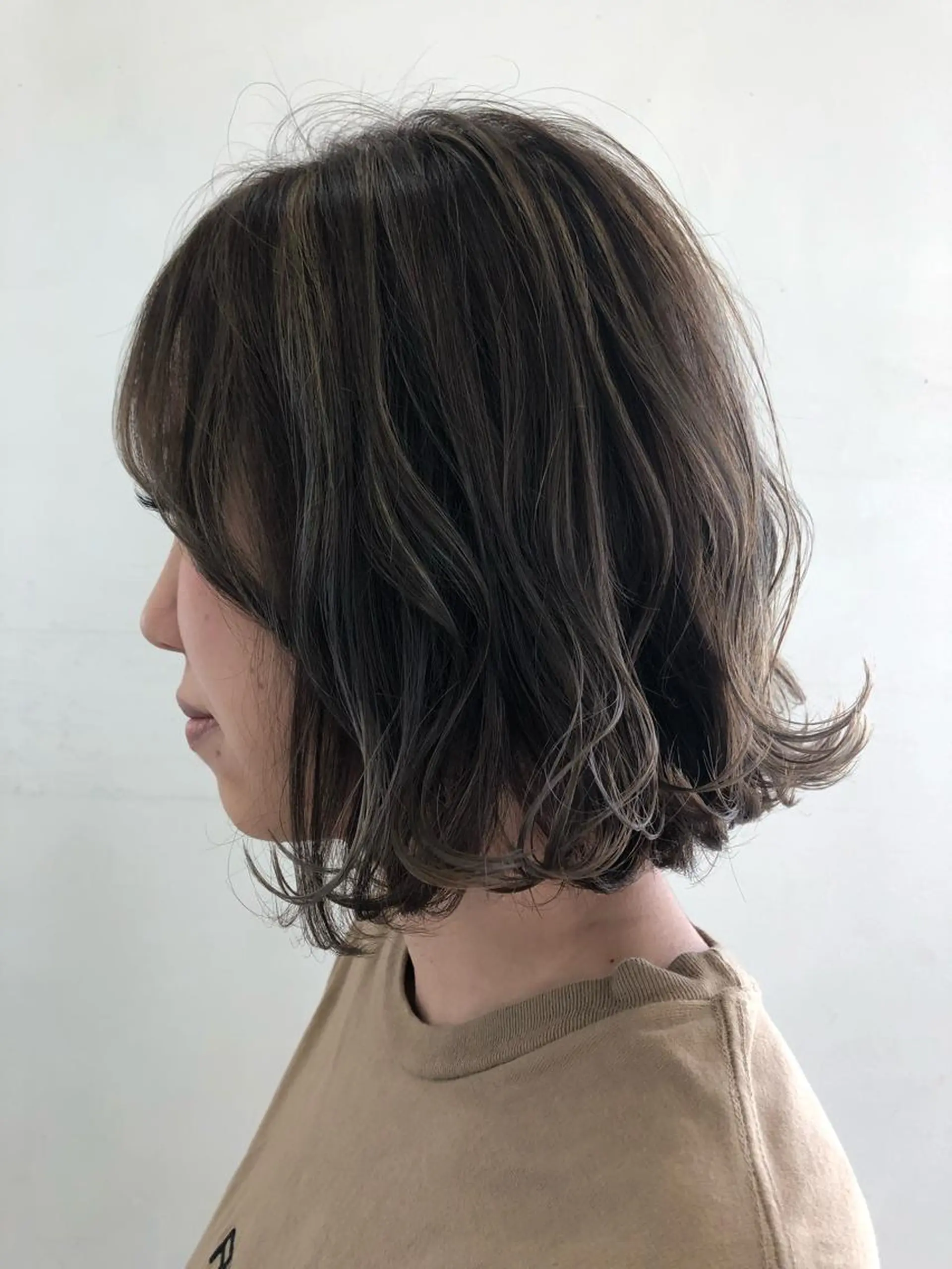 ミディアム カラー 切りっぱなしボブ ダークグレー ダークグレージュ グレージュ ハイライトカラー 秋野 睦実のヘアスタイル