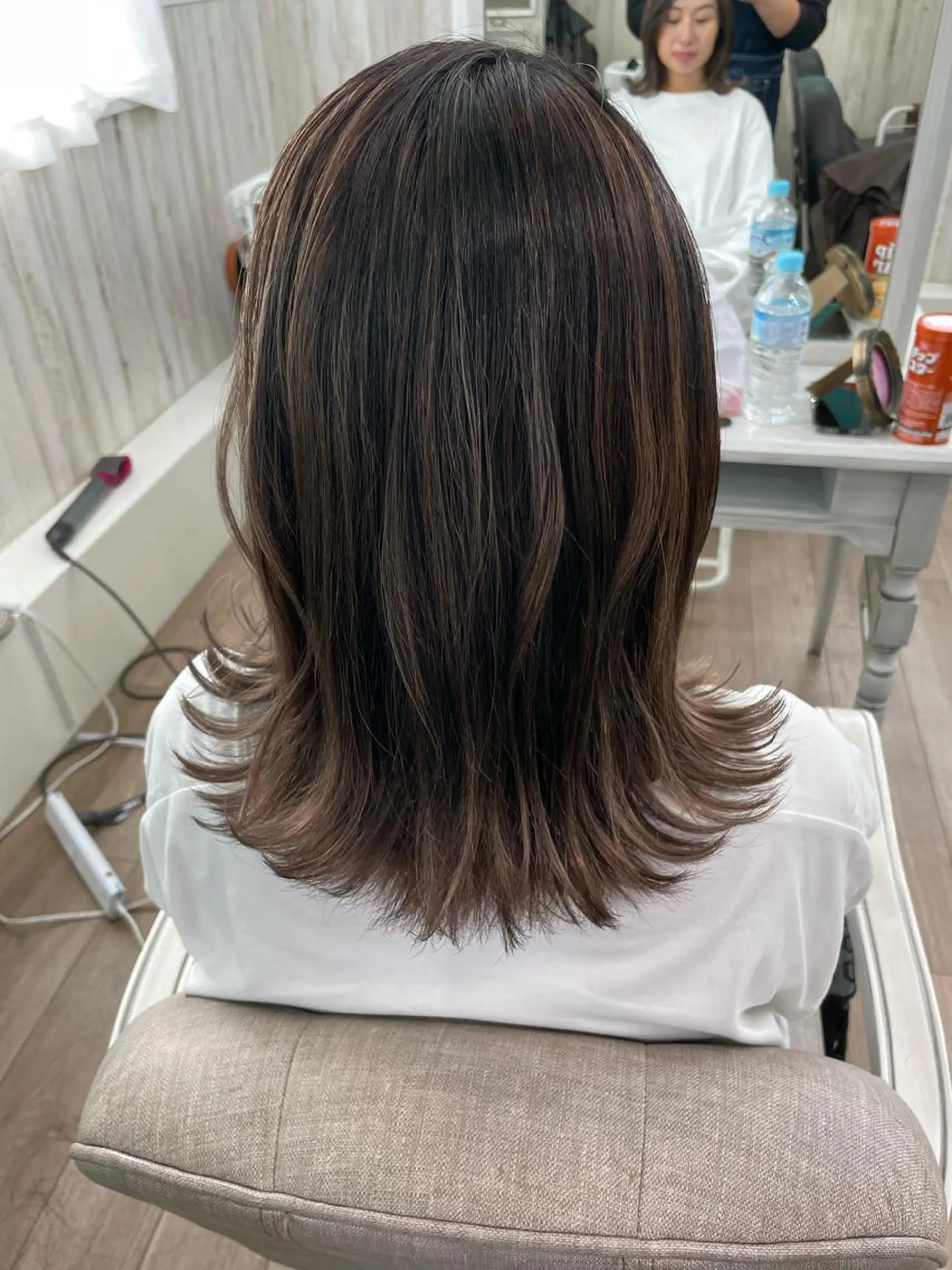 セミロング ハイライト ヘアカラー トリートメント 🐆アンドウ チカコ🦓のヘアスタイル
