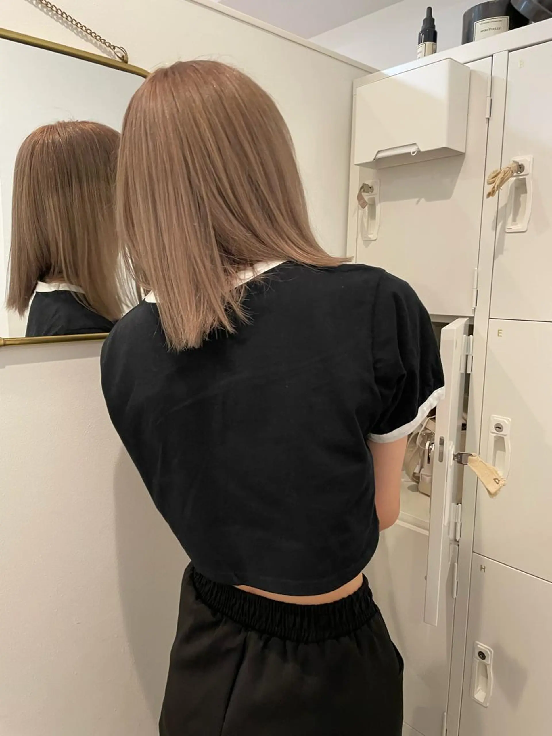 ミディアム カラー ベージュカラー ミルクティーベージュ ヘアカラー 梅田／ベージュ レイヤー／ヌマタのヘアスタイル