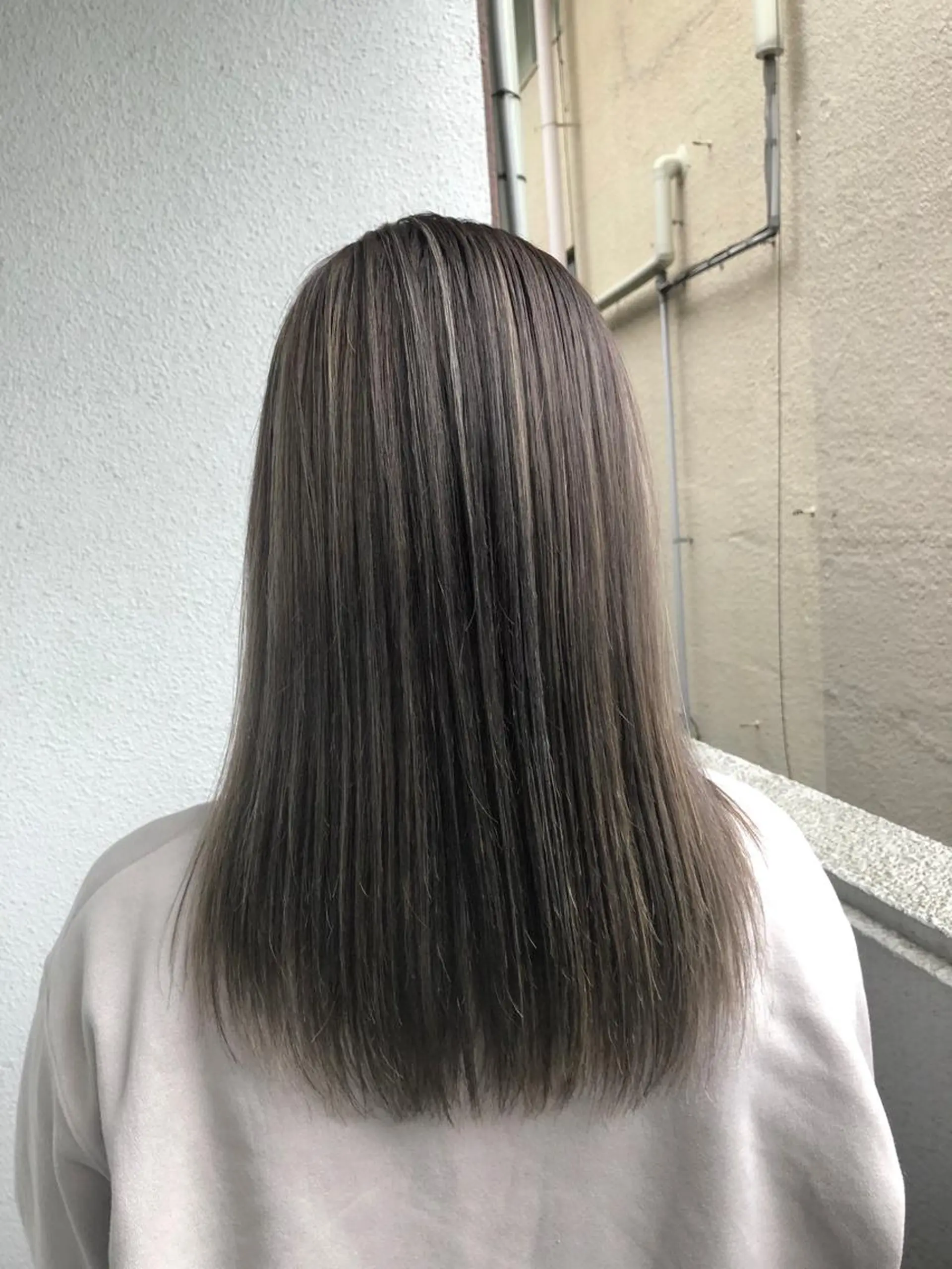 ミディアム 白いハイライト🤍 タナカリョウスケのヘアスタイル