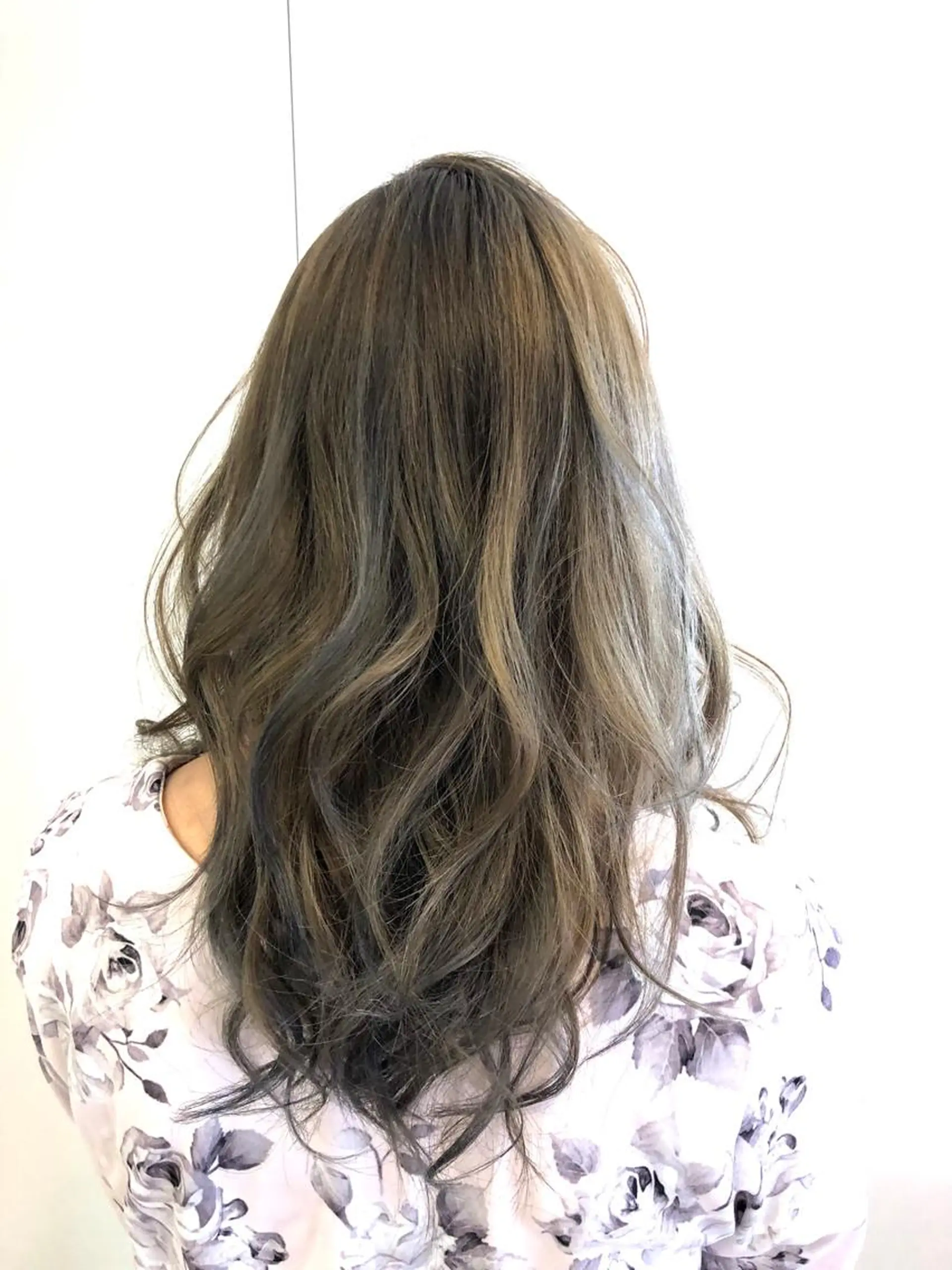 セミロング カット ヘアカラー oluolu hairのヘアスタイル
