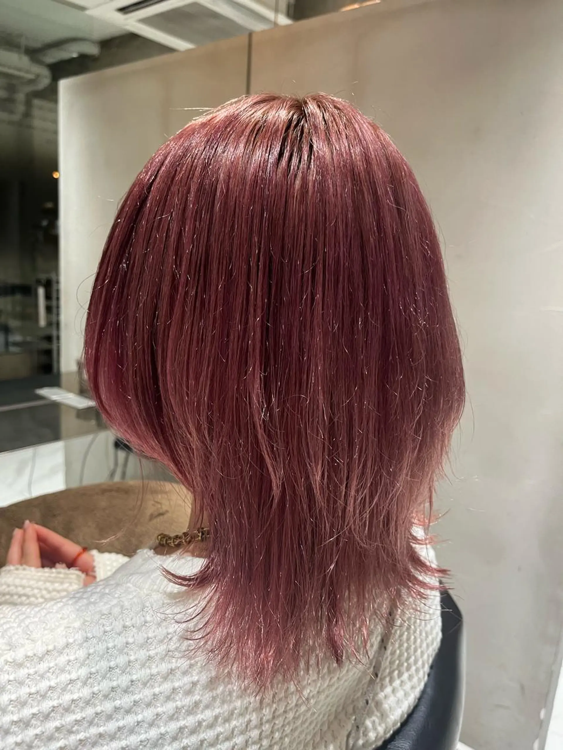 ミディアム カラー ベージュカラー ハイトーンカラー ピンクカラー ピンクベージュ ウルフカット ヘアカラー トリートメント ヘッドスパ ヘアセット カジュアルを女っぽく 𝗮𝘆𝗮𝗰𝗼のヘアスタイル