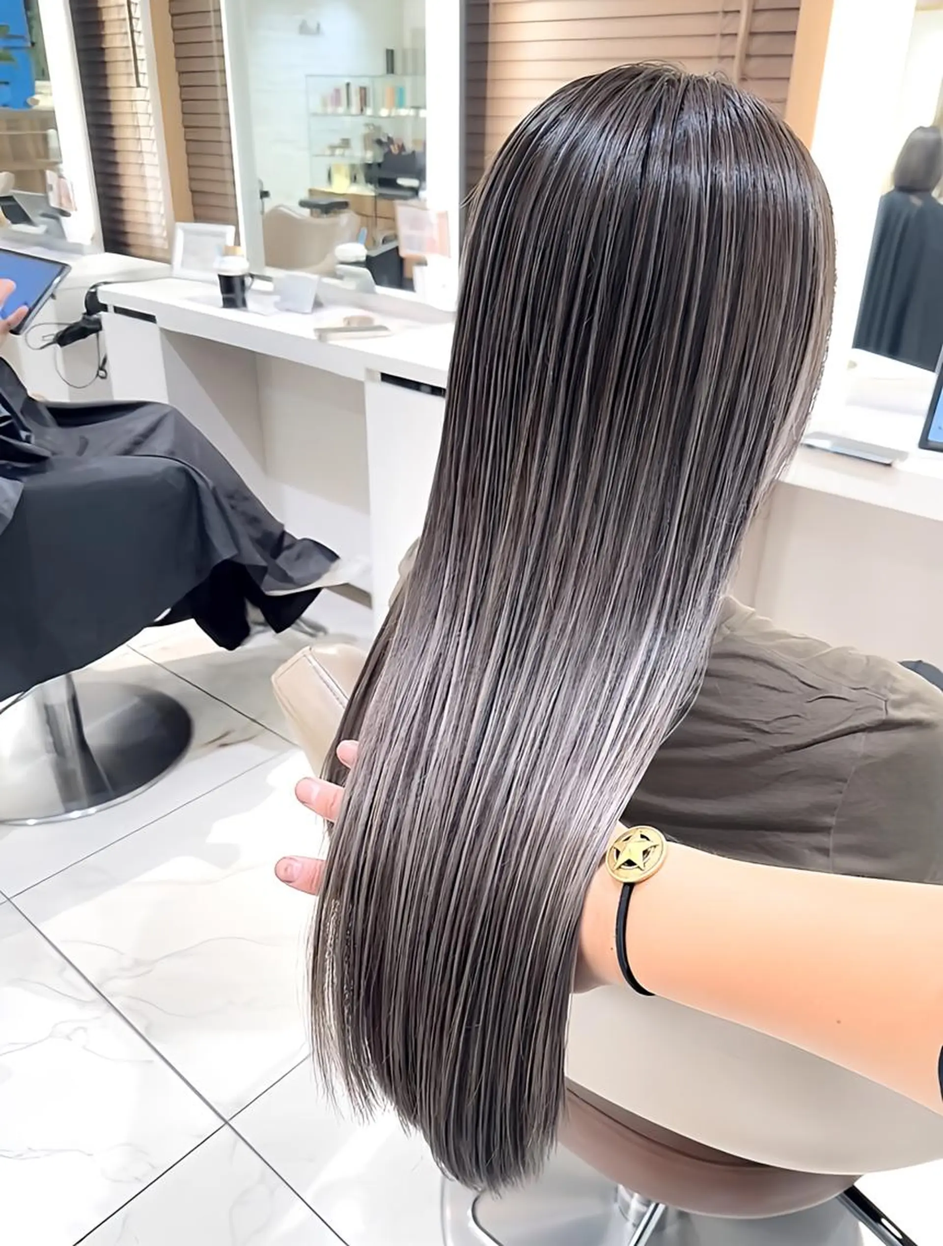 セミロング カラー 髪質改善 ヘアカラー トリートメント 尾﨑 春華のヘアスタイル