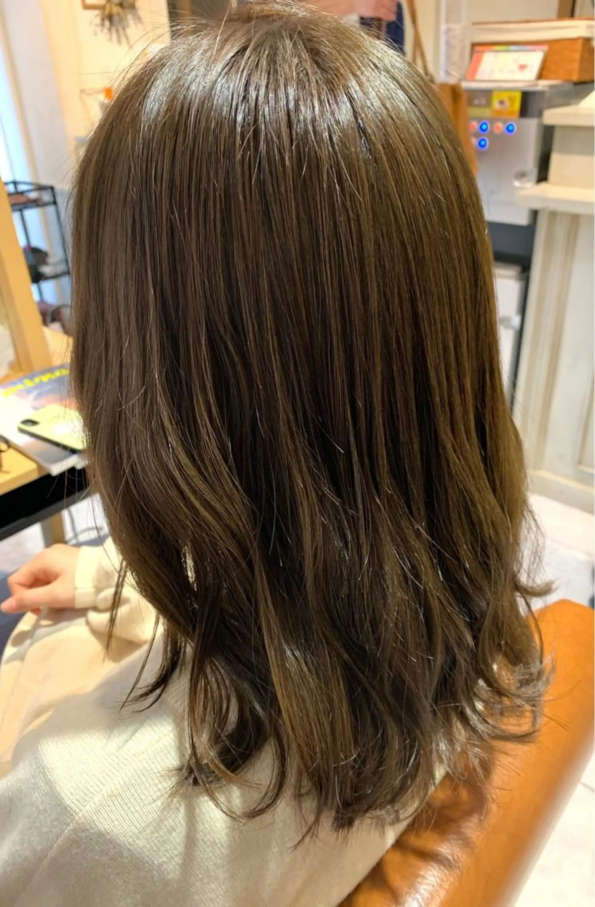 ミディアム カラー ベージュカラー オリーブベージュ 浅沼 久瑠美のヘアスタイル