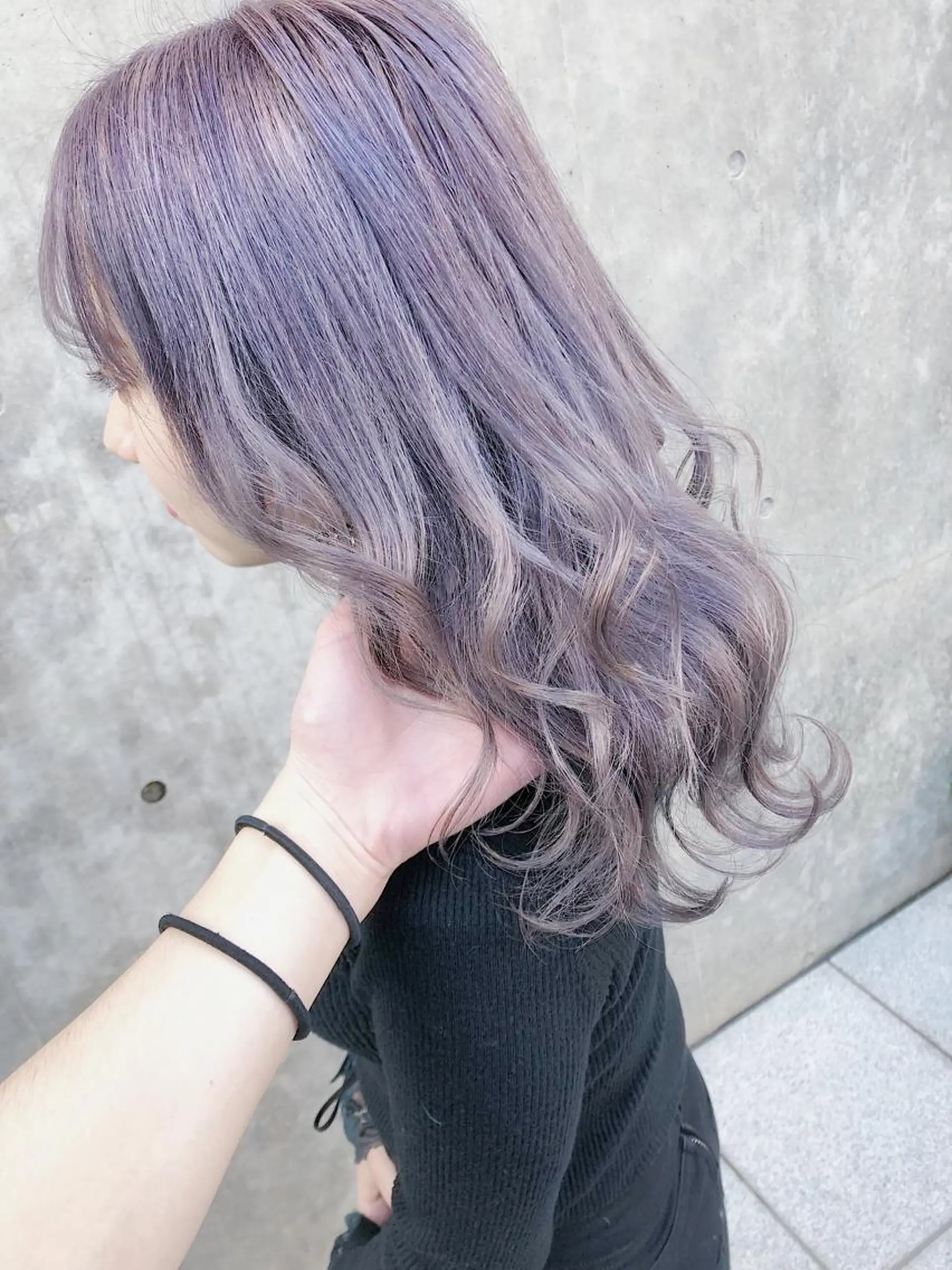 ロング カラー ヘアアレンジ メンズ キッズ グレージュ ラベンダーカラー ラベンダーグレージュ ラベンダーグレー ヘアカラー トリートメント 💟Chloe原宿店 🩶ハイトーンのヘアスタイル