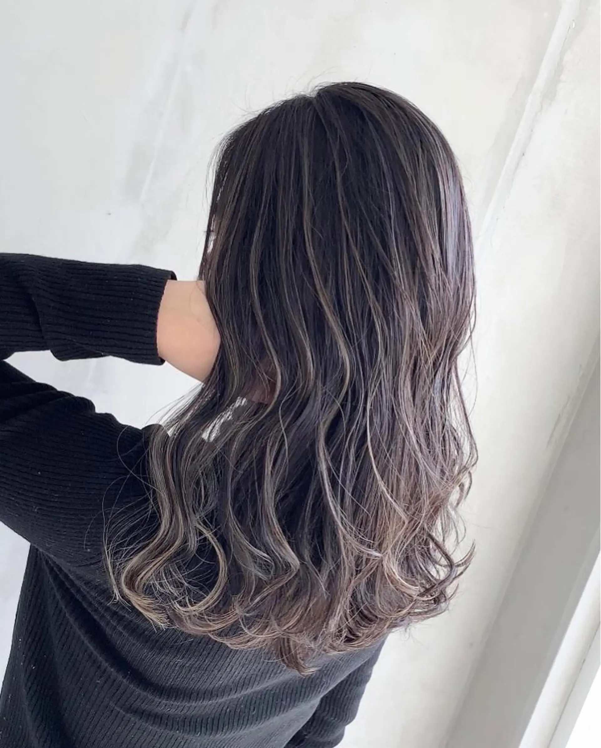 セミロング カラー リサ tonieのヘアスタイル