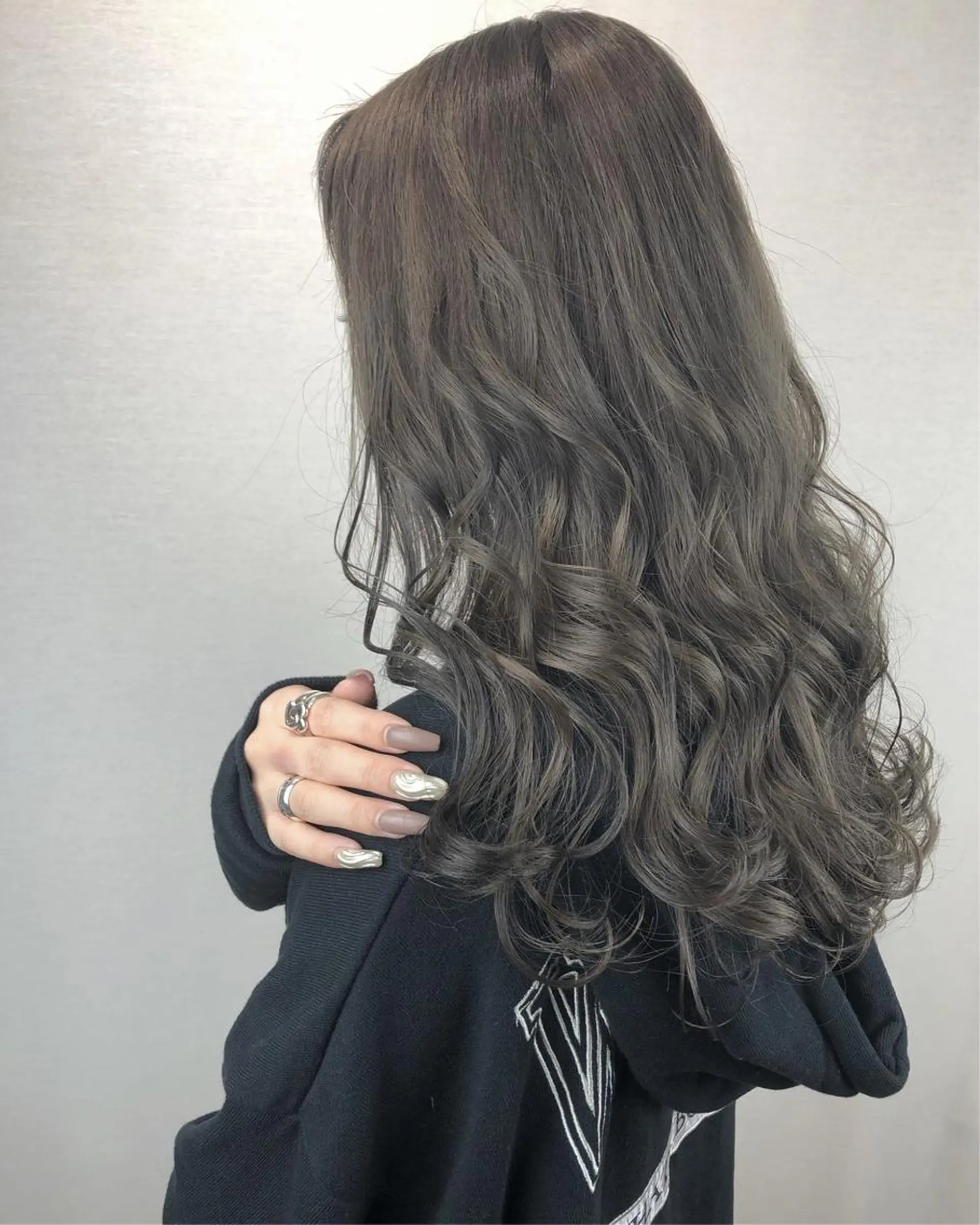 ロング カラー アッシュ アッシュグレー カット パーマ トリートメント 🤍2nd🤍田所 美希のヘアスタイル