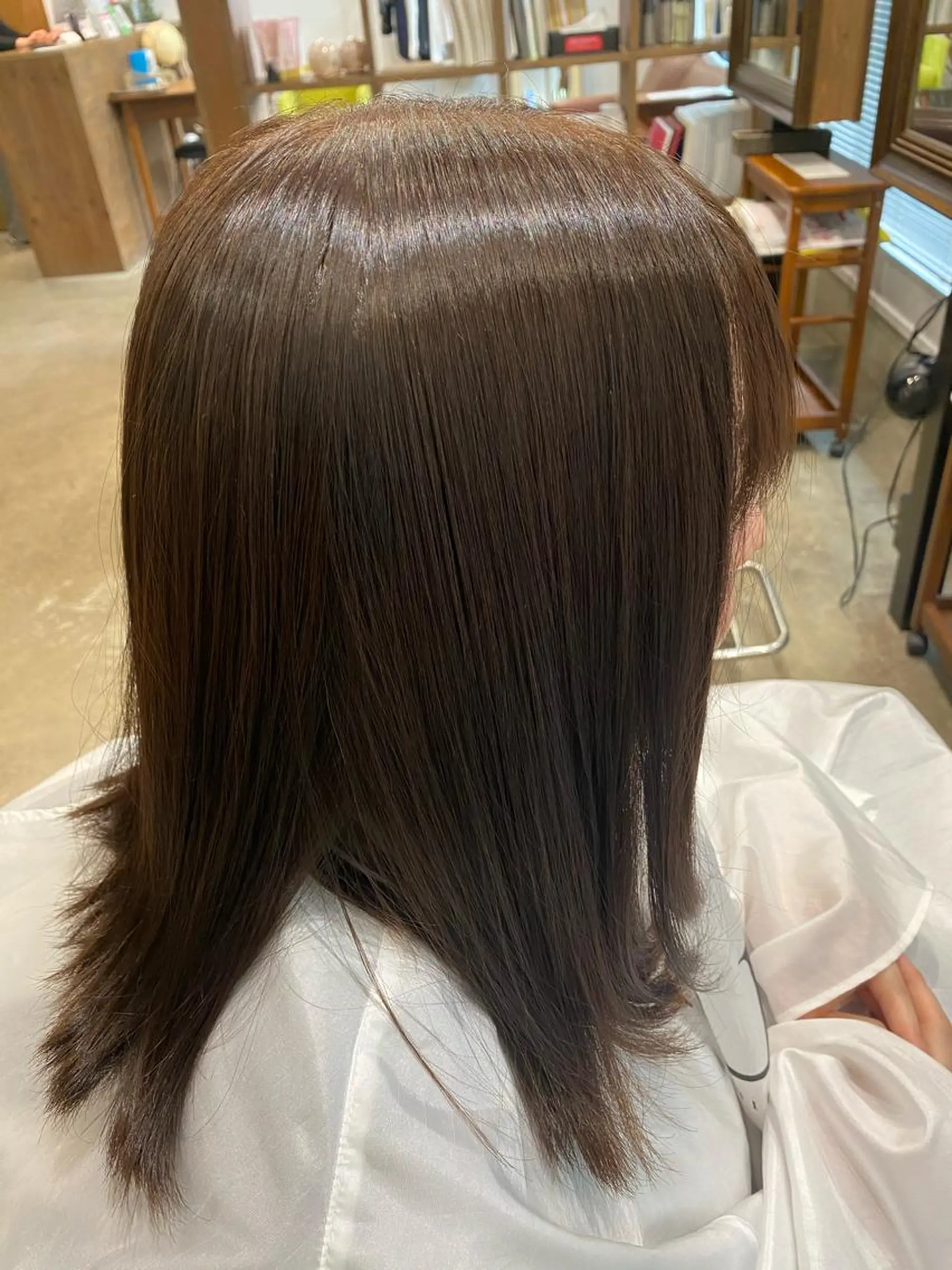 ミディアム カラー パーマ アッシュ ベージュカラー 縮毛矯正 沖田 舞衣のヘアスタイル
