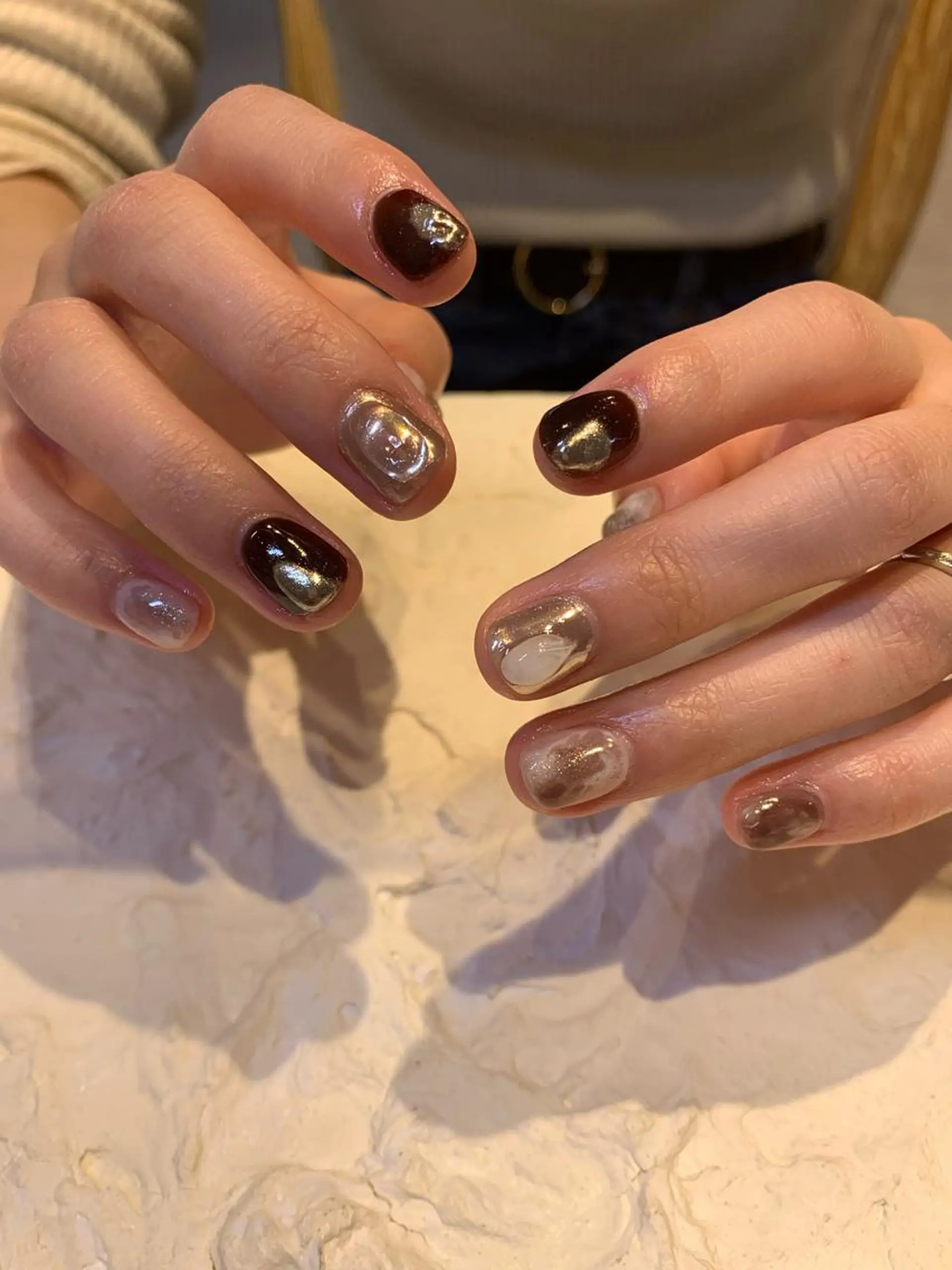 ネイル ホワイト マキノ ユイのネイルデザイン