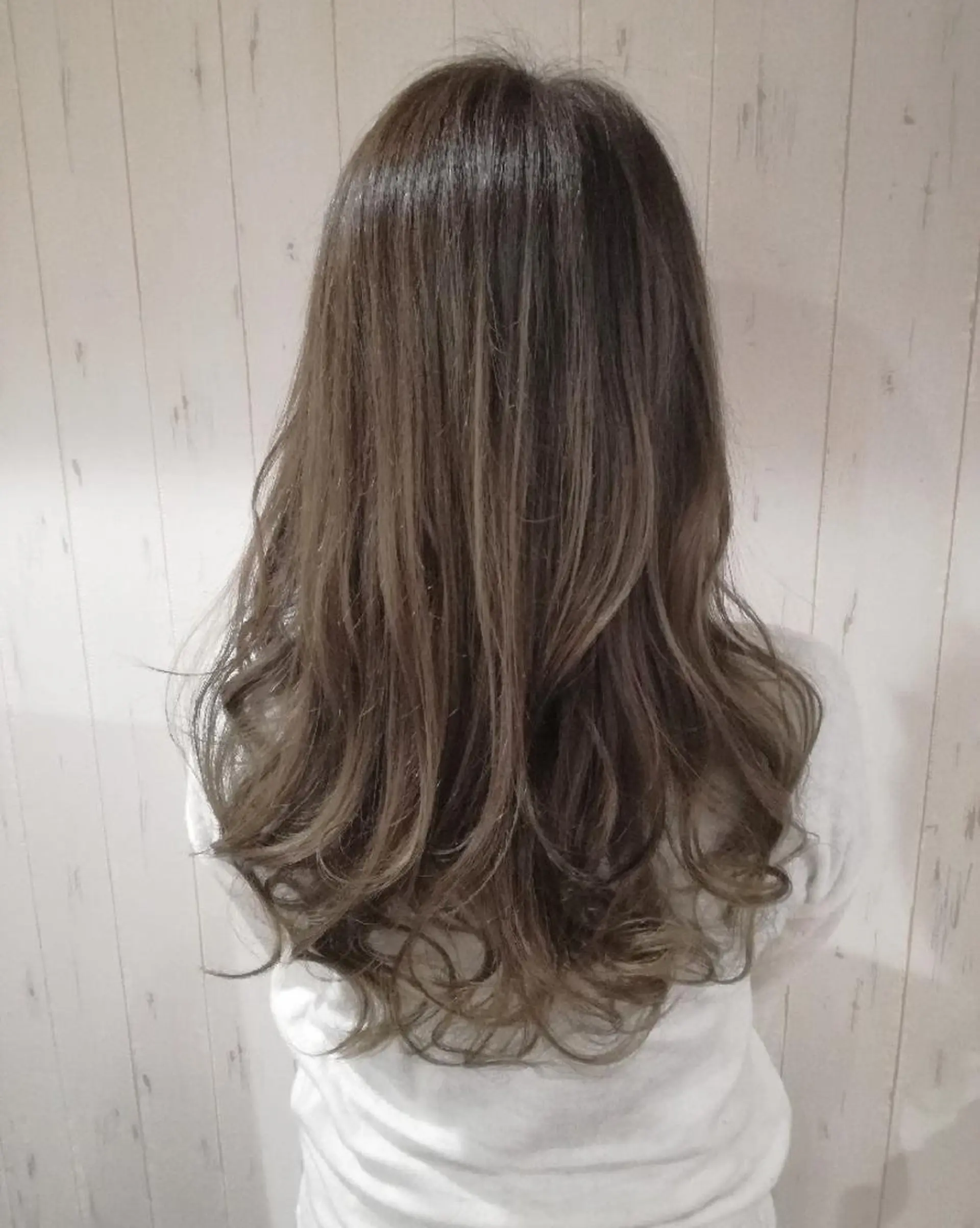 ロング カラー アッシュ ベージュカラー 西川 敏夫のヘアスタイル