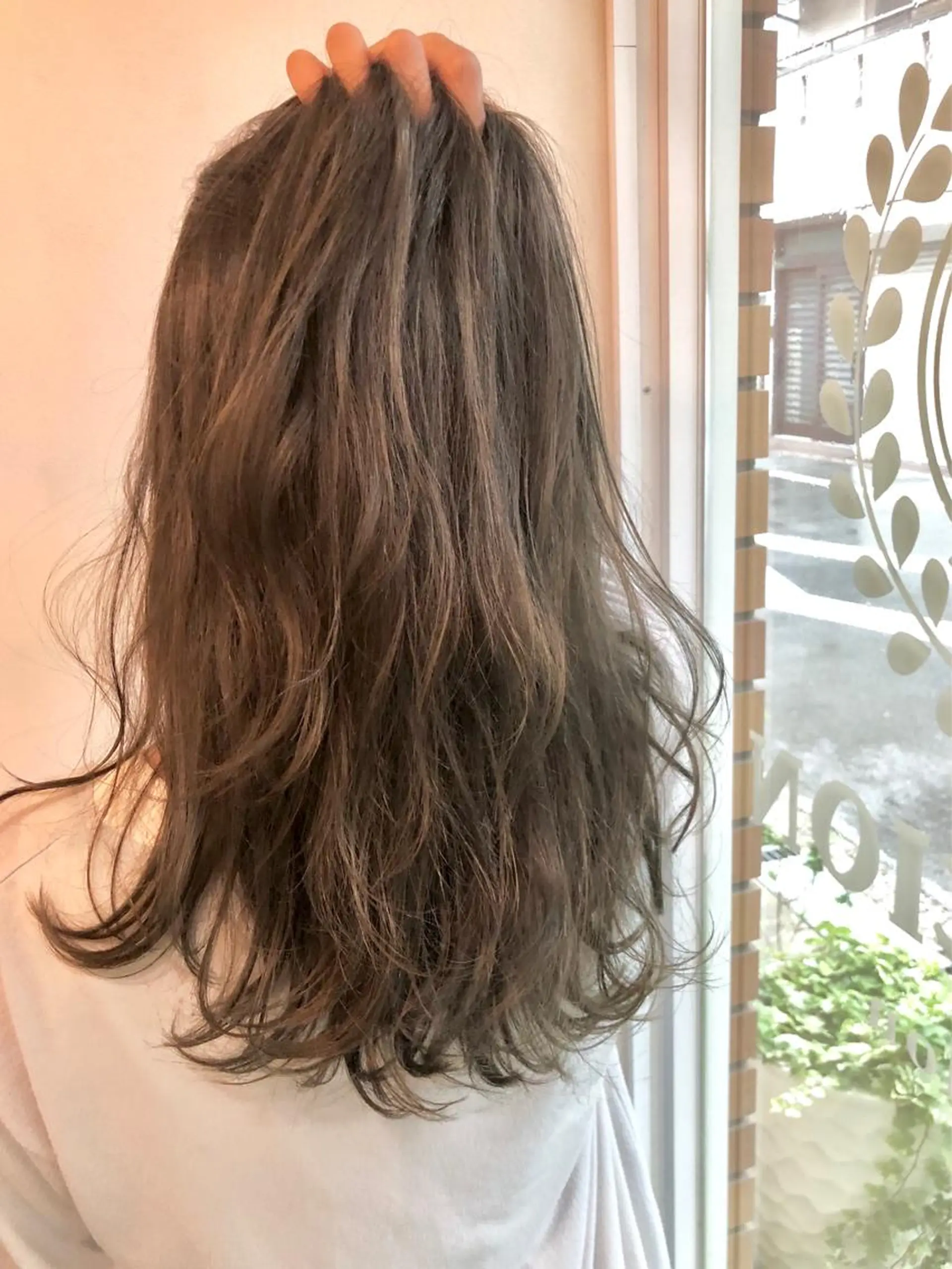 セミロング 外ハネヘア カット ヘアカラー トリートメント ＨＩ ROのヘアスタイル