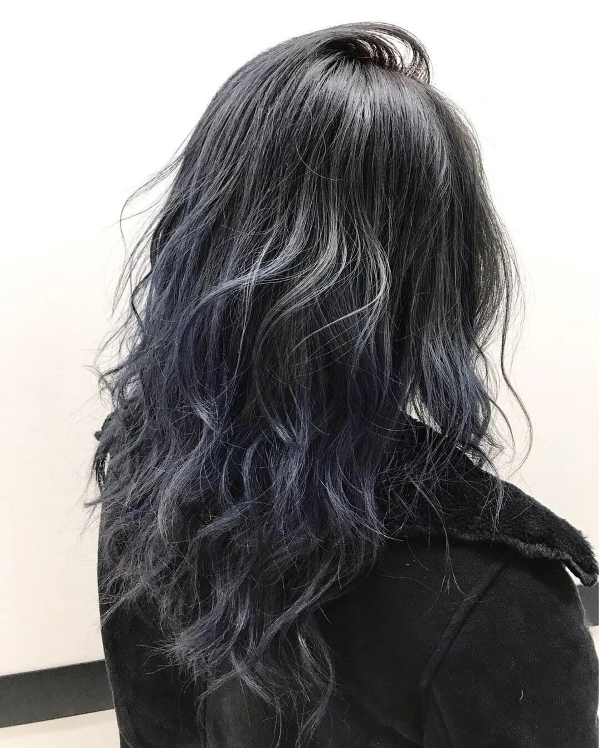 セミロング カラー ヘアアレンジ ネイル マツエク・マツパ ブルーカラー ブルージュ ブルー ブリーチ特化 / share 元太のヘアスタイル